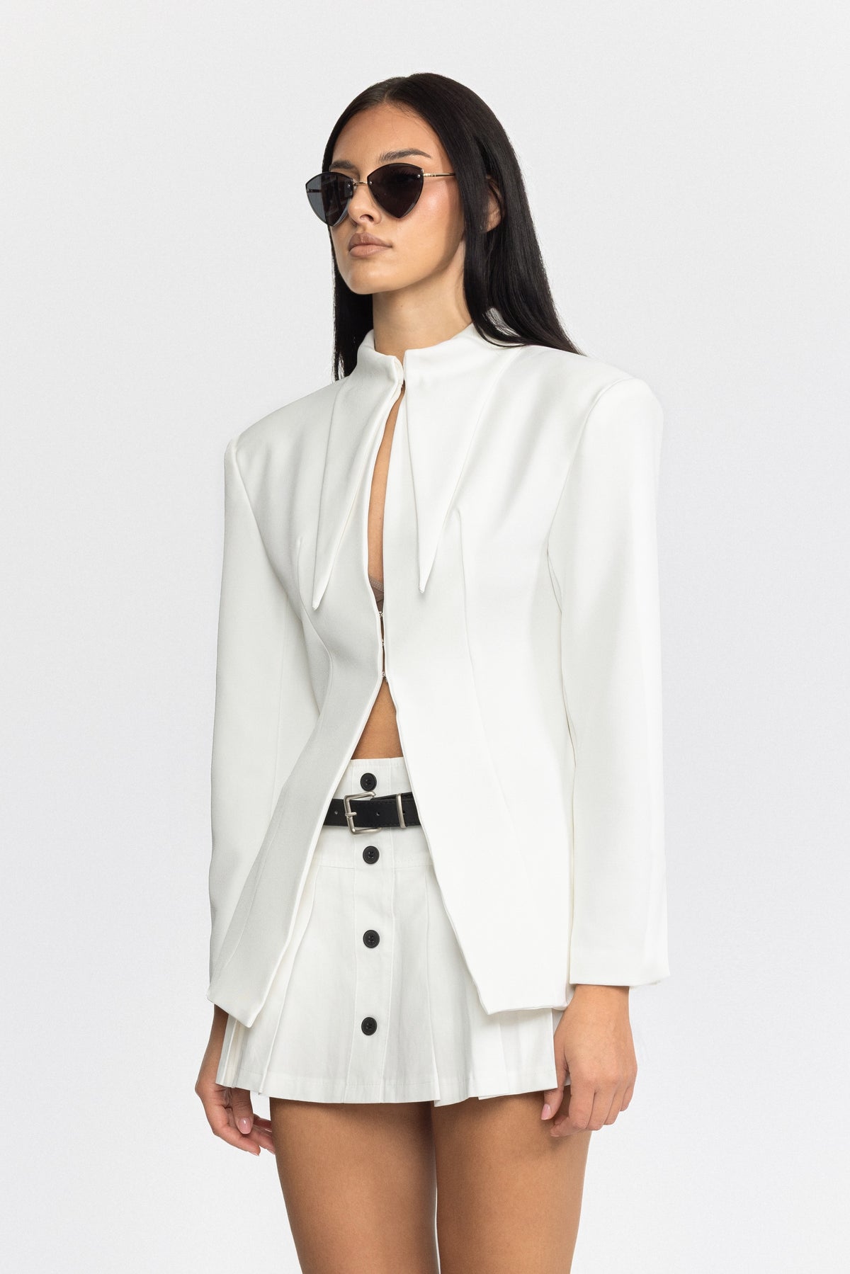 Blazer blanc à col pointu sculpté et fermeture à agrafes sur le devant