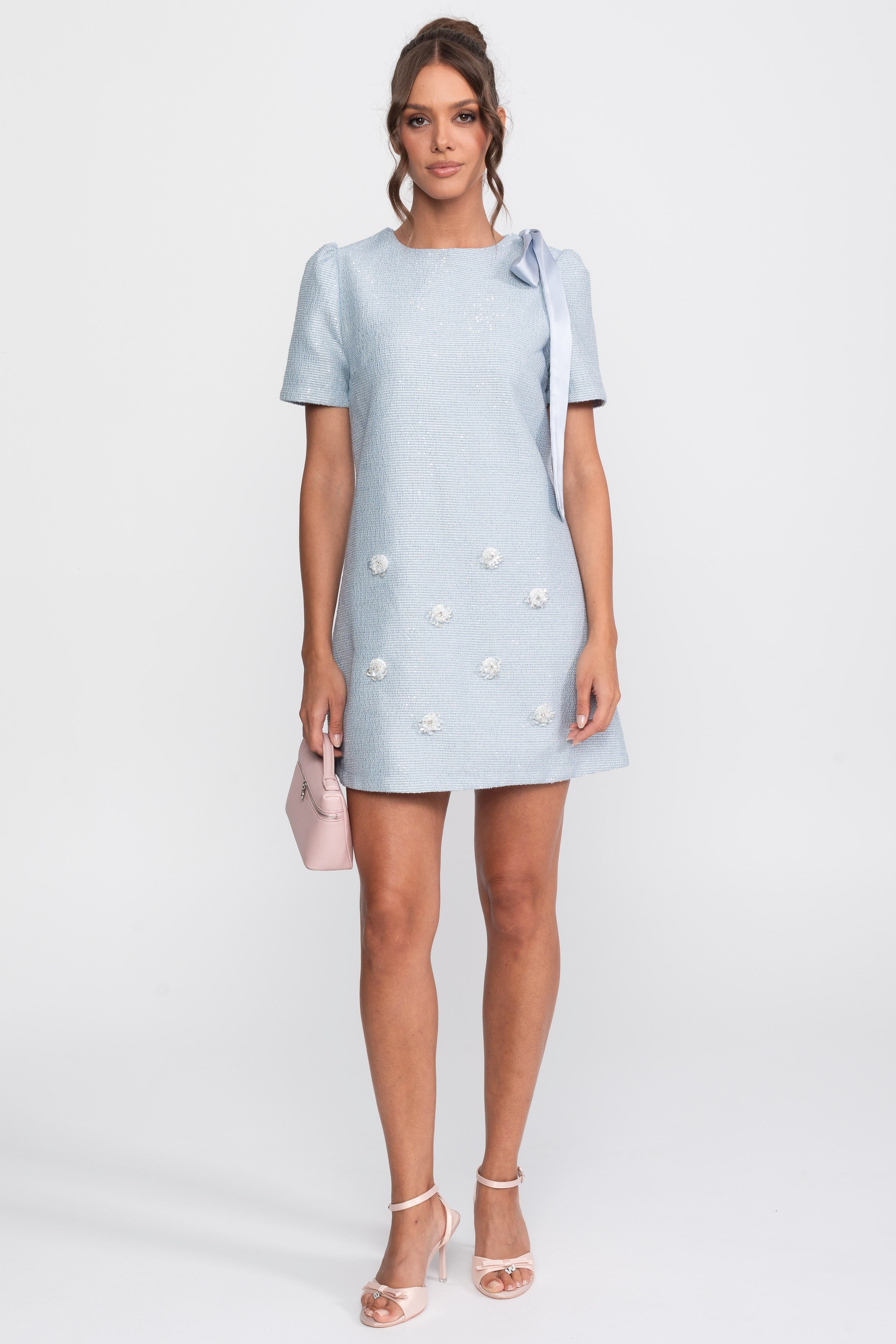 Robe courte en tweed à sequins avec épaules ornées de nœuds et fleurs scintillantes - bleu clair