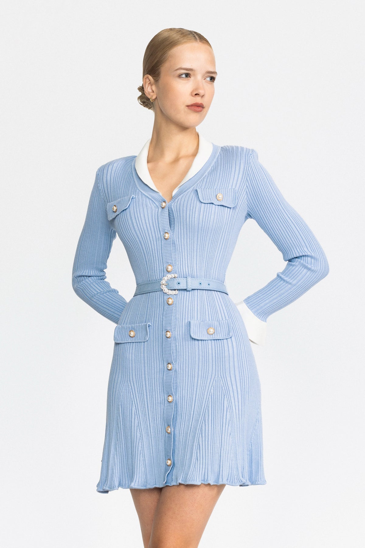 Robe mini en maille côtelée ceinturée à boutons perles - bleu clair