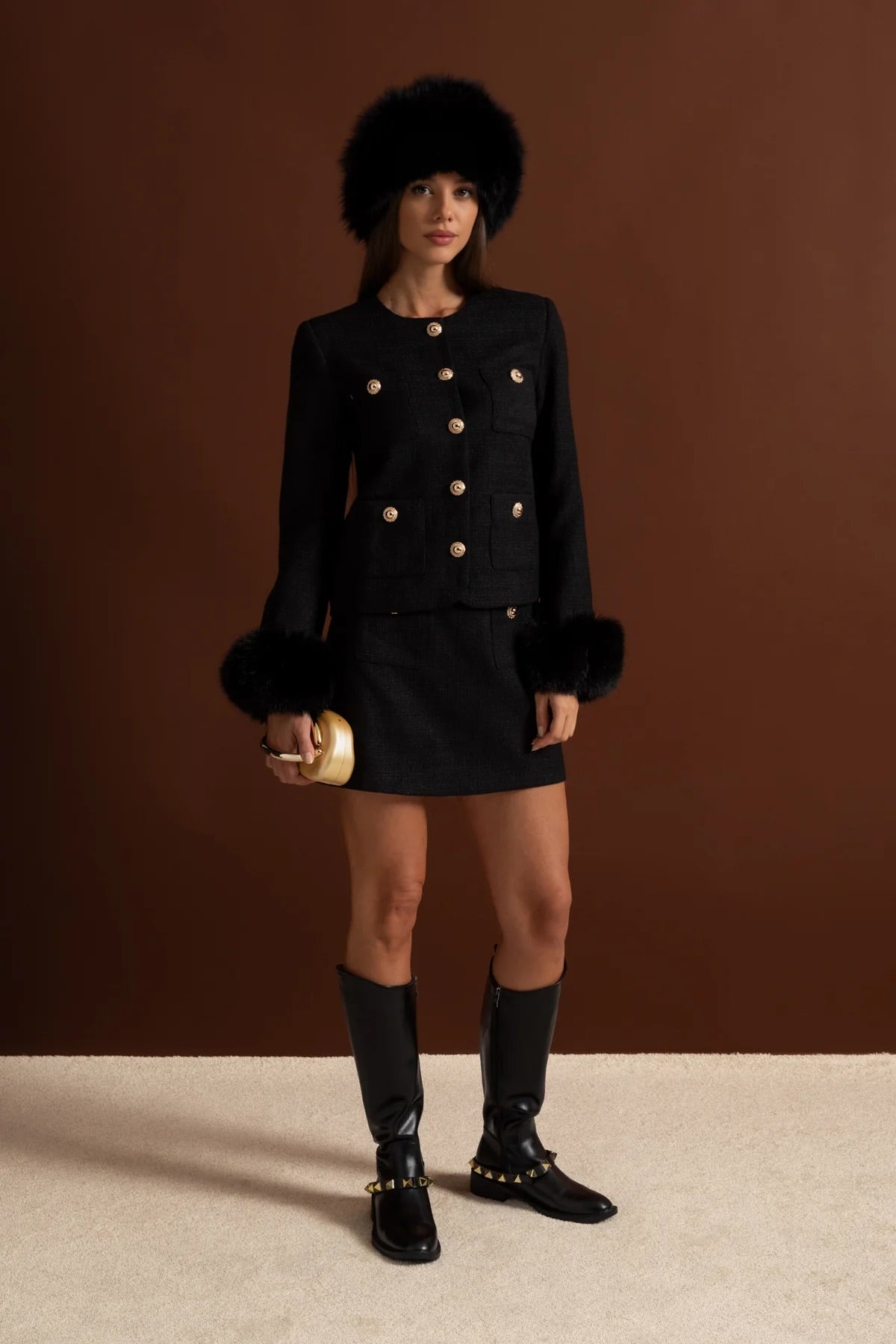 Blazer en tweed avec poignets en fausse fourrure et boutons dorés – Noir