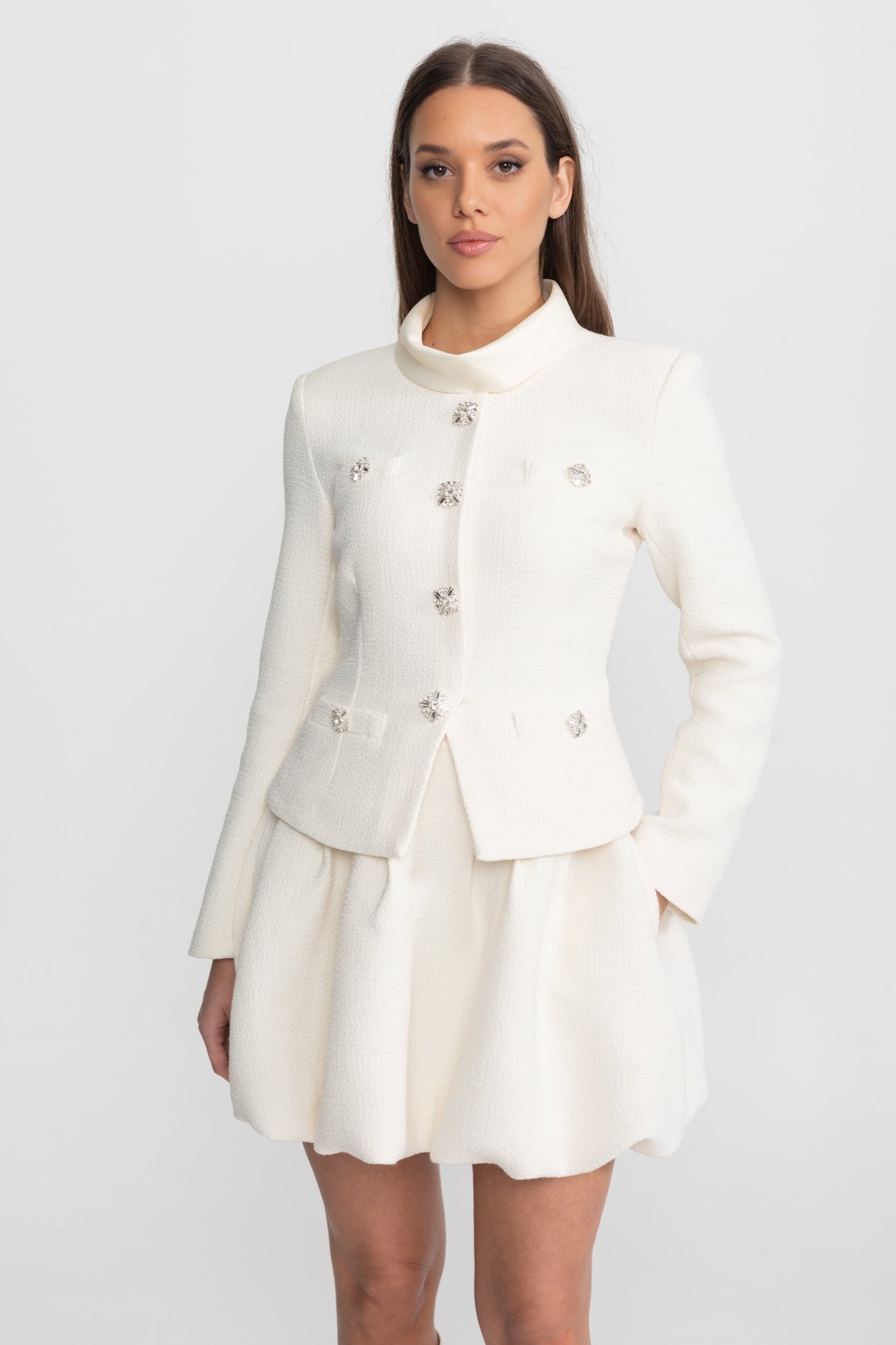 Robe Mini Texturée avec Ornements Boutons en Cristal – Ivoire