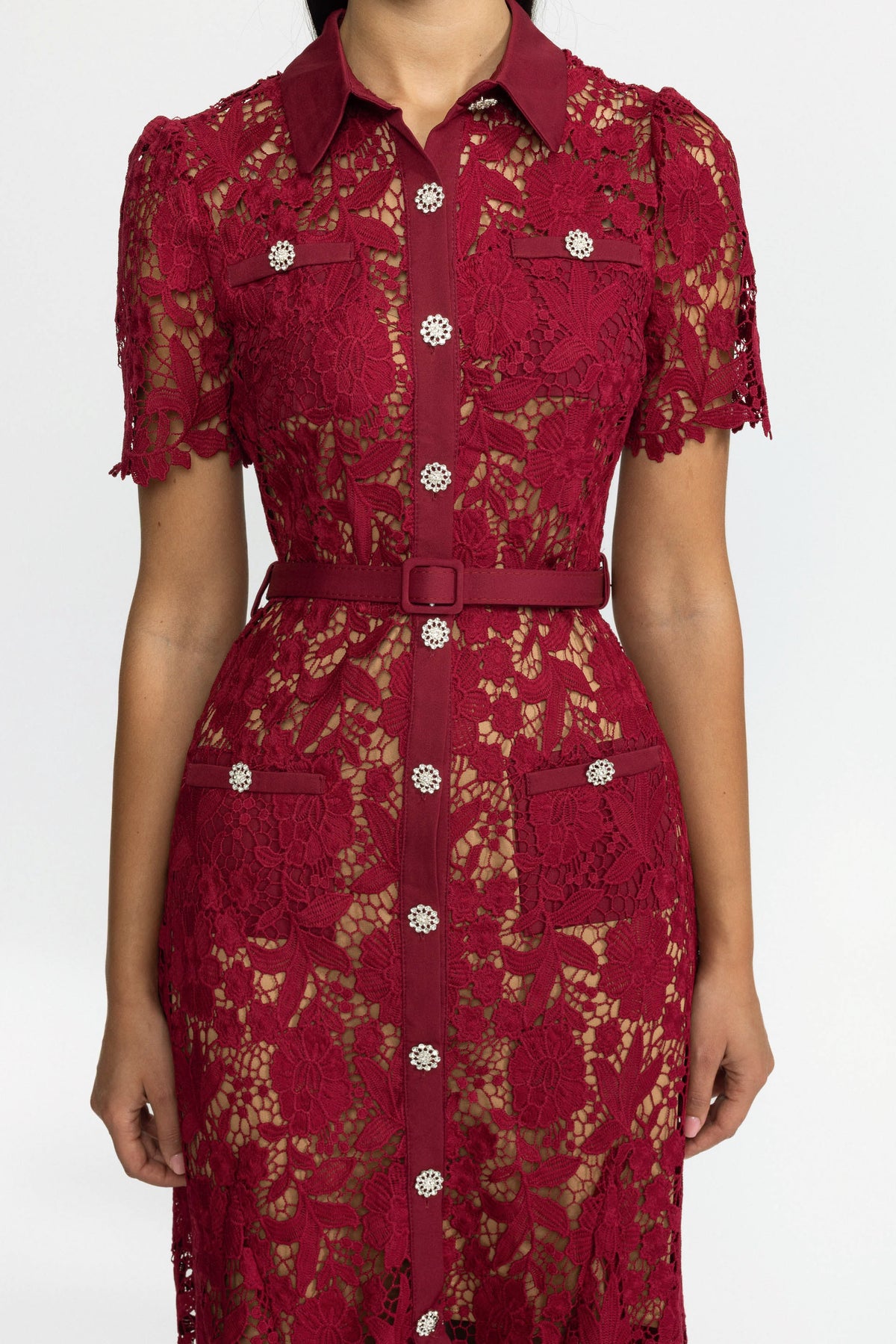 Robe chemise midi en guipure à boutons bijoux - Wine