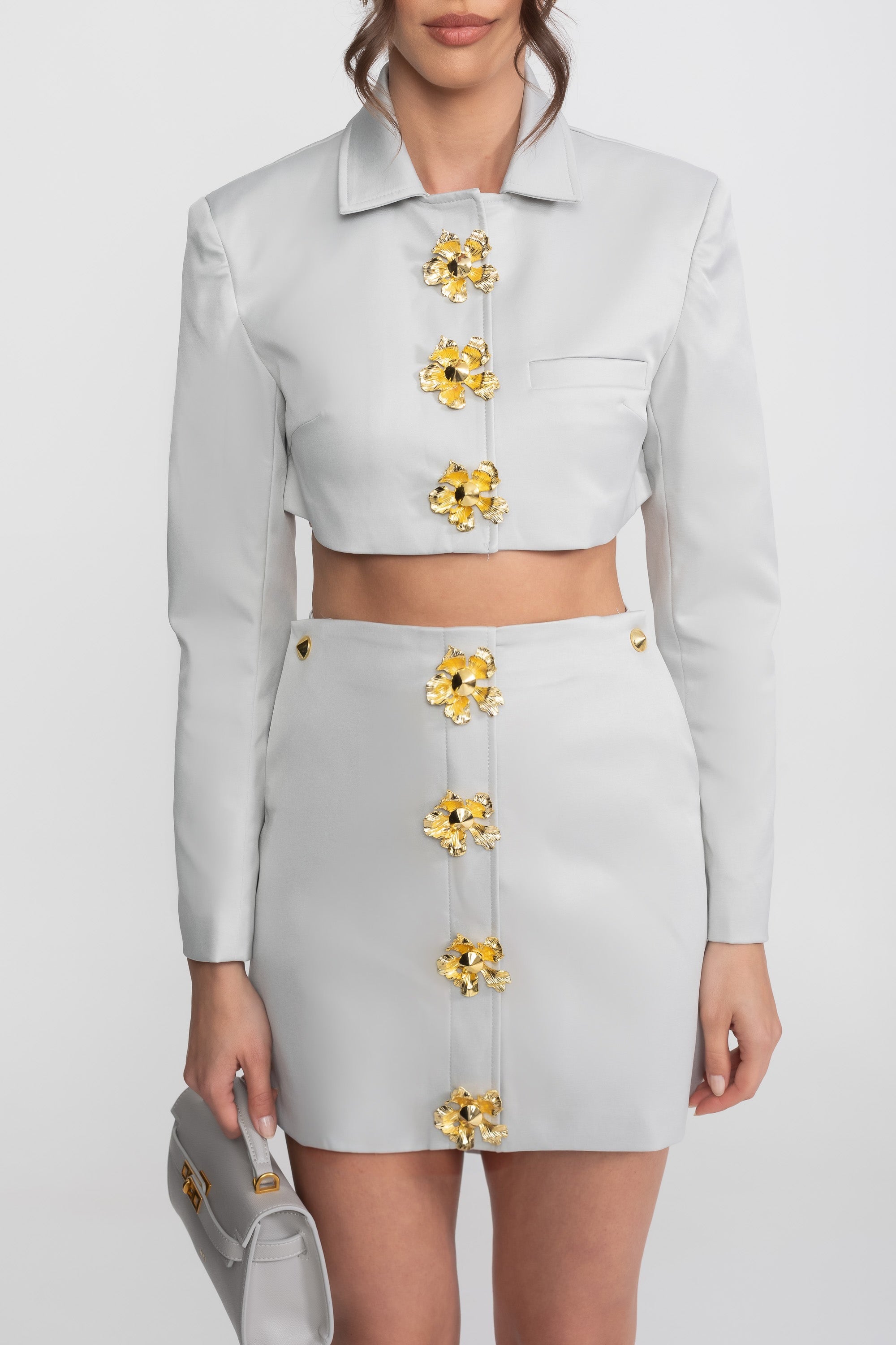 Ensemble coordonné veste courte et mini-jupe avec boutons floraux 3D - Gris clair