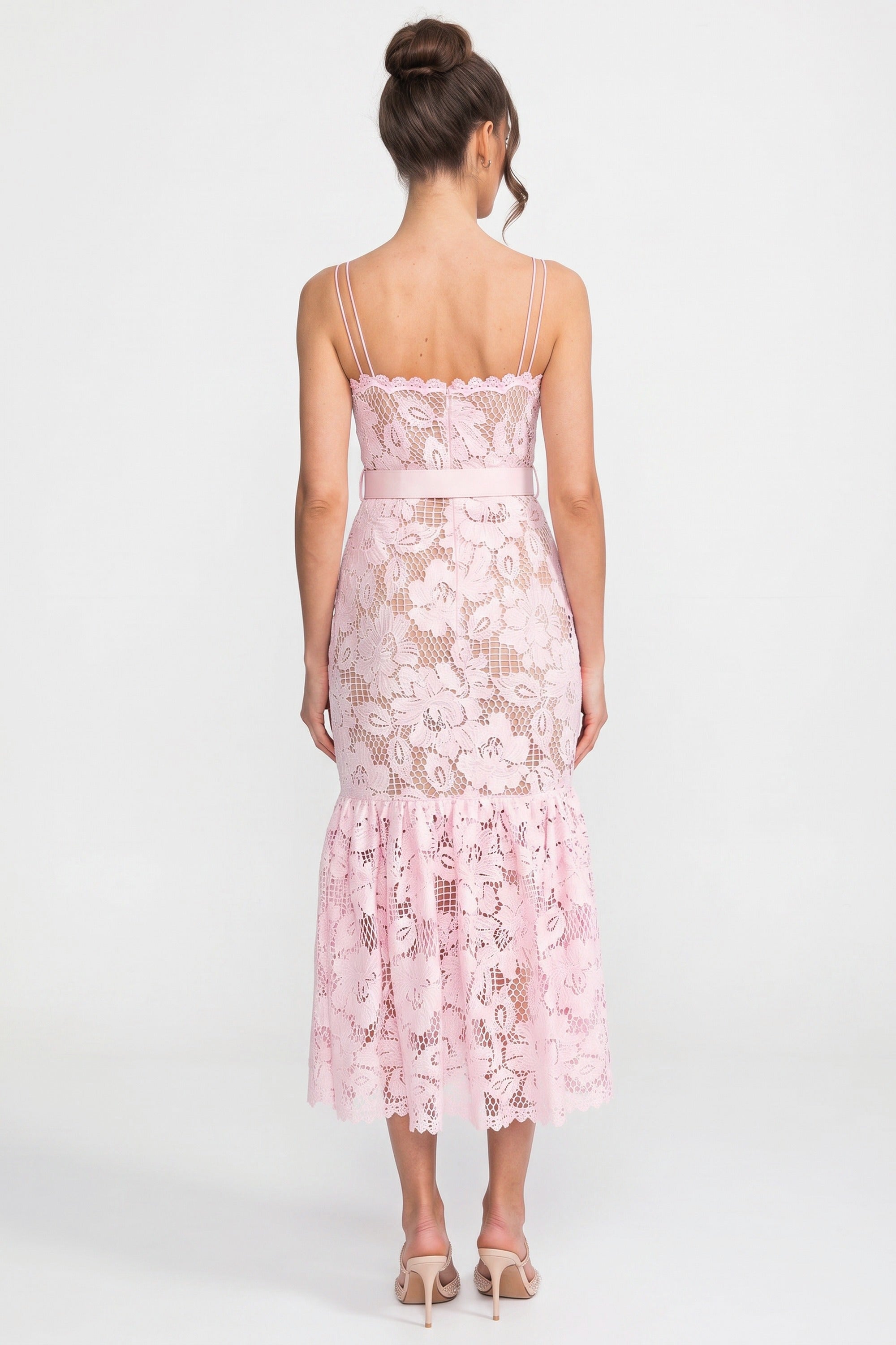 Robe midi en dentelle avec taille ceinturée et ourlet à volants - Rose