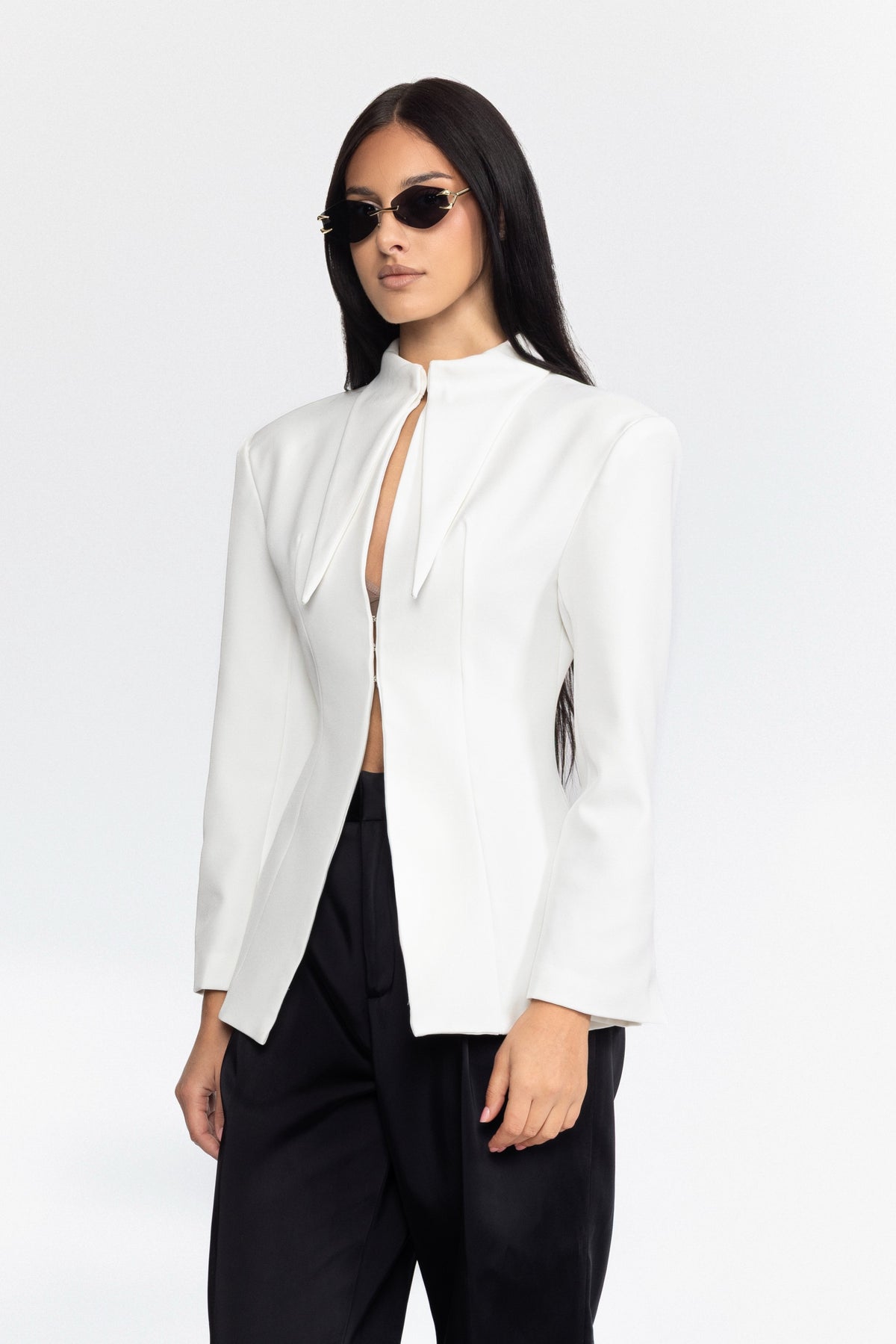 Blazer blanc à col pointu sculpté et fermeture à agrafes sur le devant