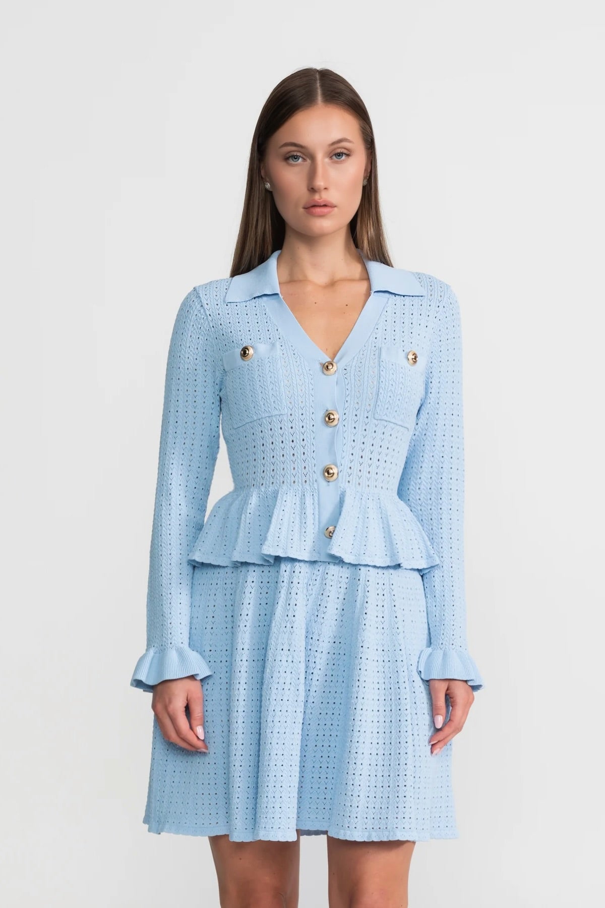 Robe courte en maille avec taille péplum et détails boutons dorés - Bleu clair