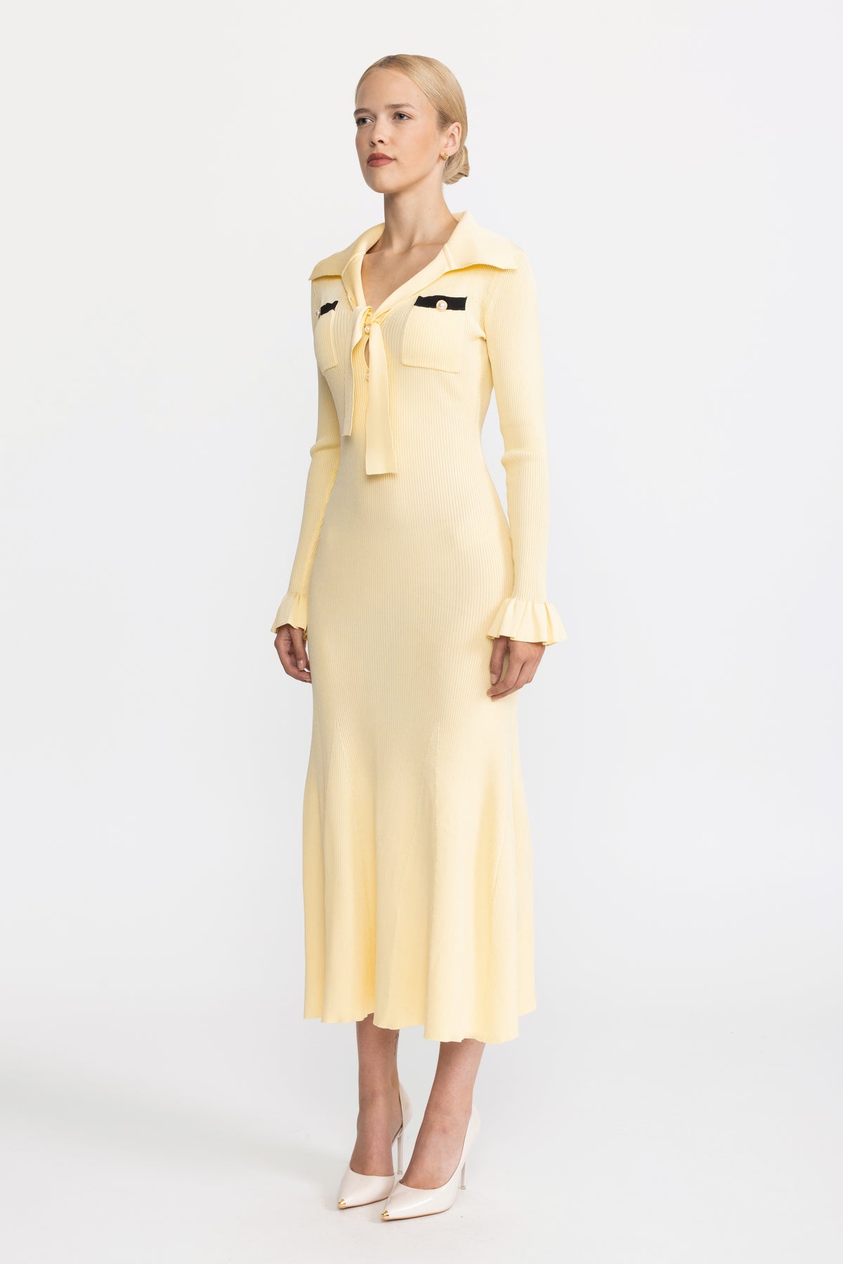 Robe midi en maille côtelée à col lavallière et poignets volantés - Jaune