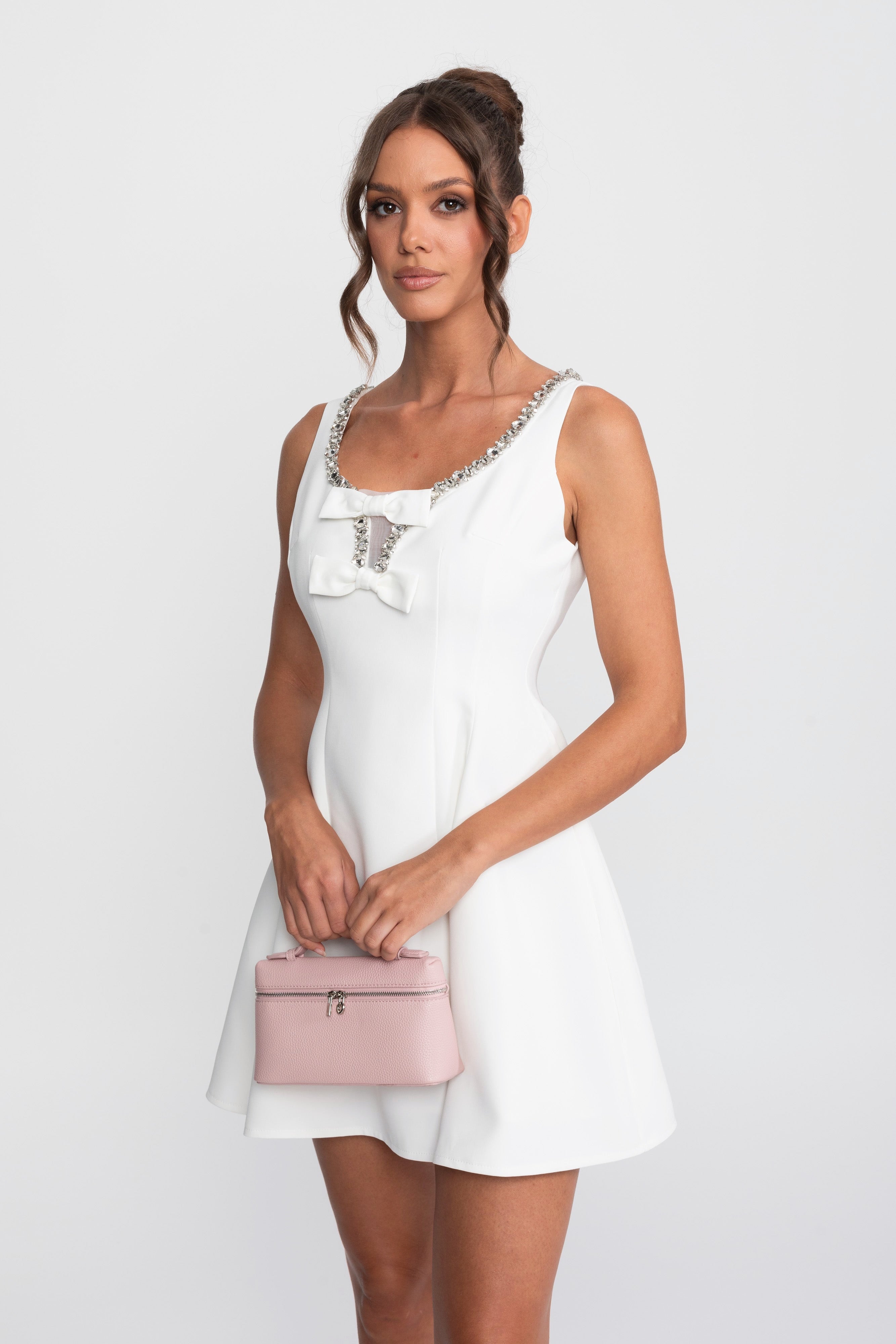 Robe mini trapèze cintrée avec bordure en cristal et nœuds sur la poitrine - Blanc