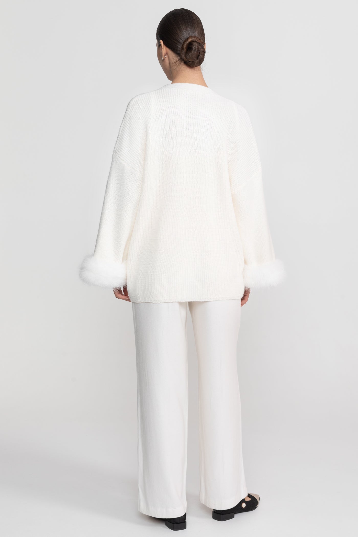 Ensemble en maille deux pièces avec ornements en cristal et poignets bordés - Blanc