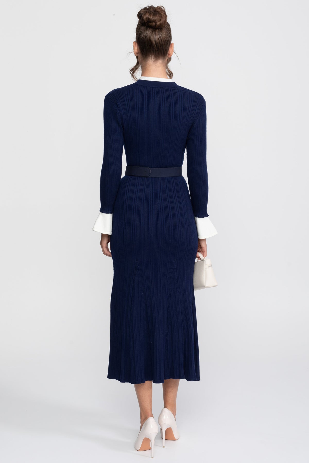 Robe midi en maille côtelée avec ceinture, poignets et col blancs - bleu marine