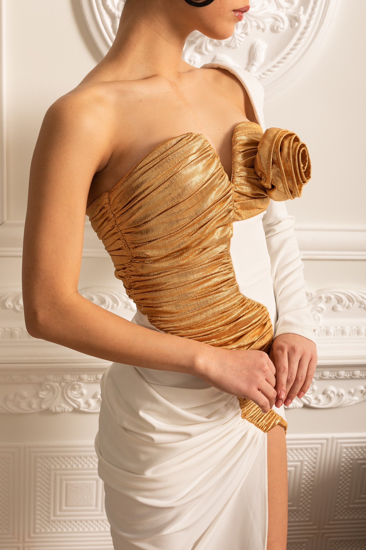 Robe asymétrique avec détails dorés froncés - Blanc