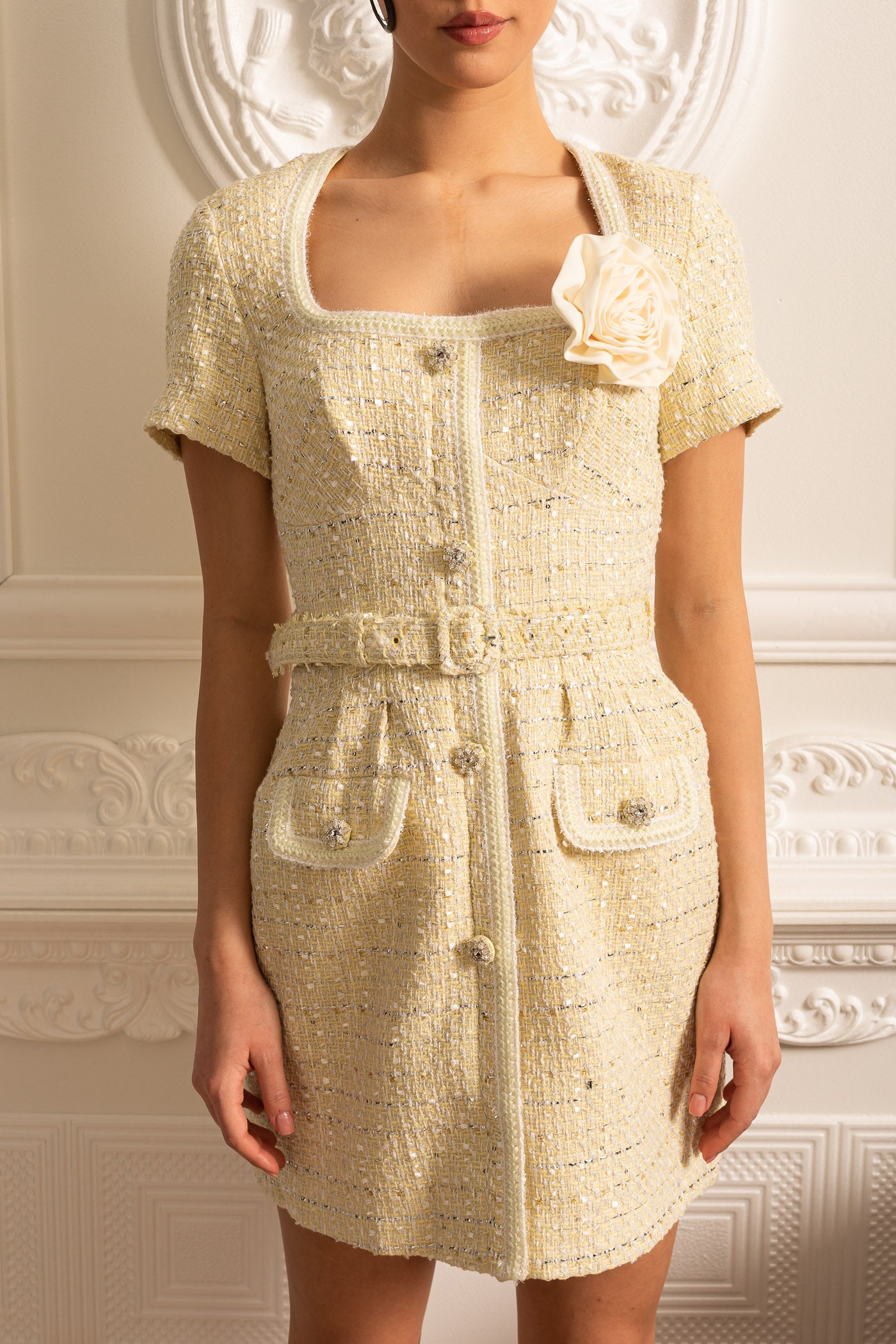 Robe Mini Texturée Avec Ceinture Assortie Et Broche Florale - Beige