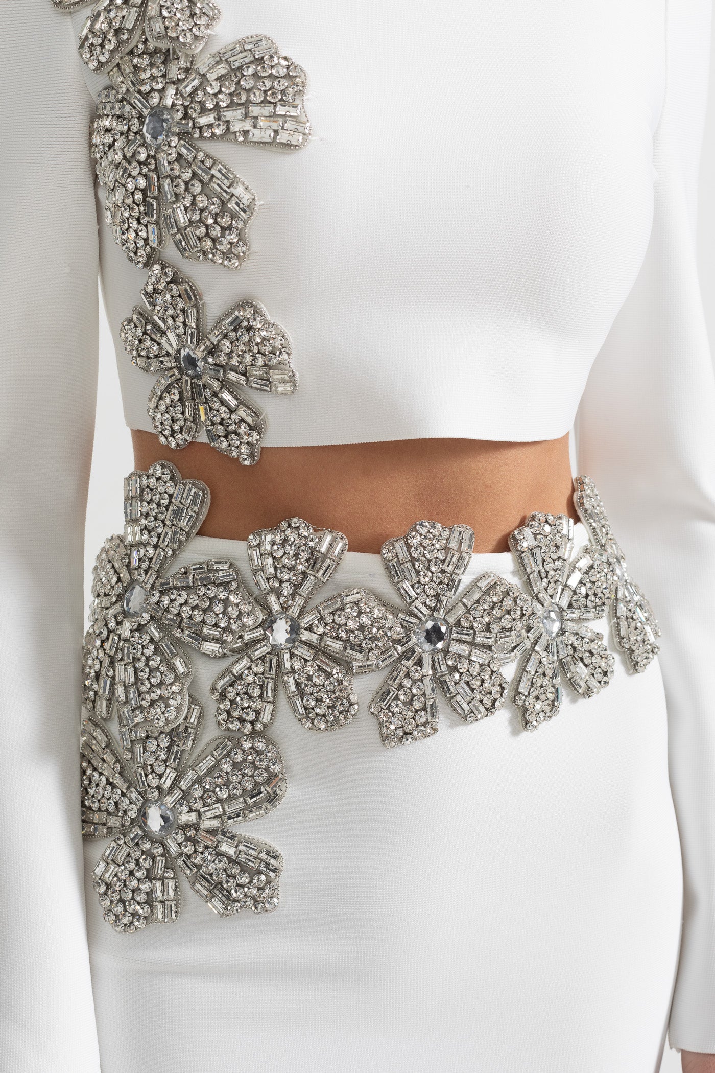 Ensemble 2 pièces à accent de fleur en diamant avec haut à manches longues et jupe maxi - Blanc