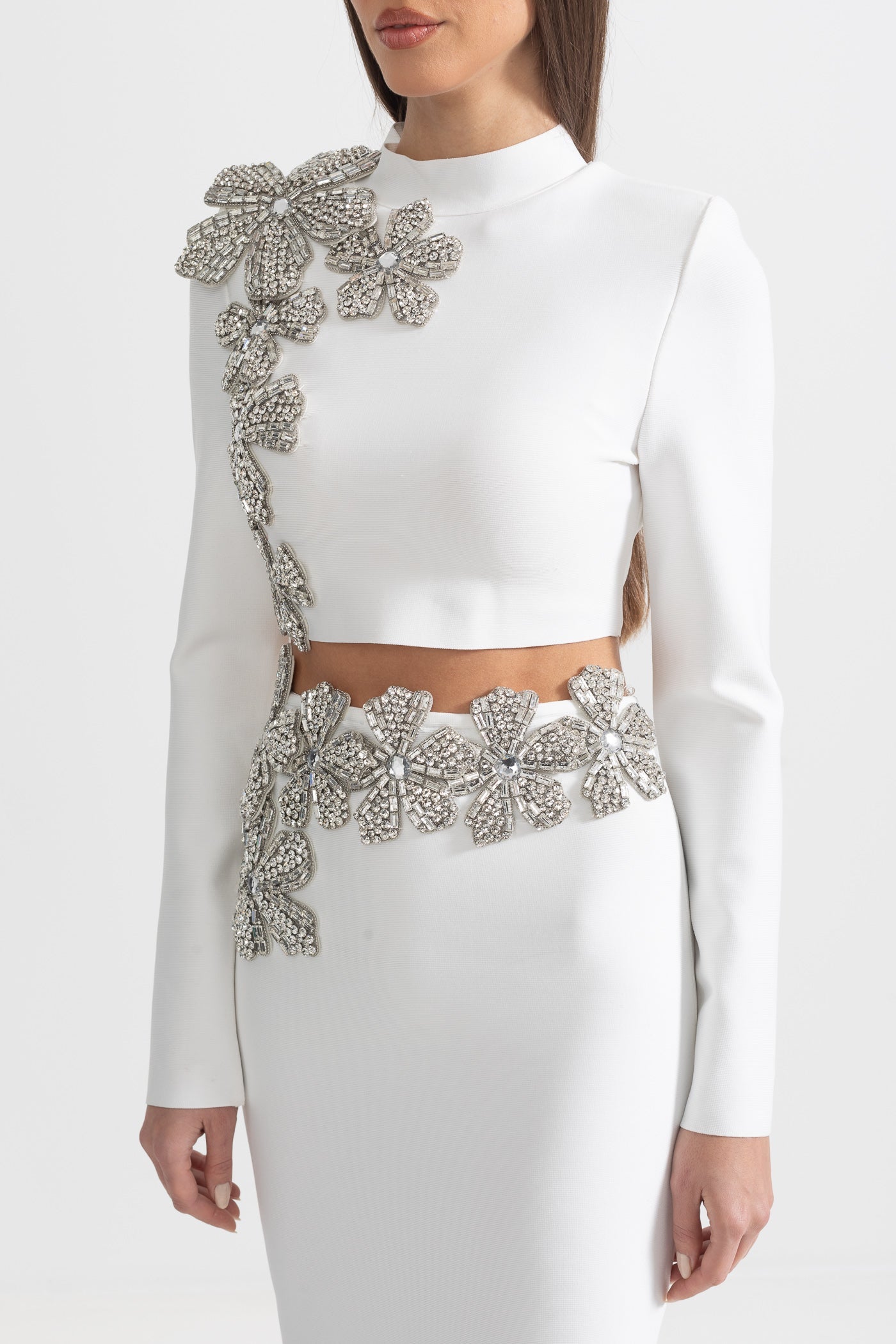 Ensemble 2 pièces à accent de fleur en diamant avec haut à manches longues et jupe maxi - Blanc