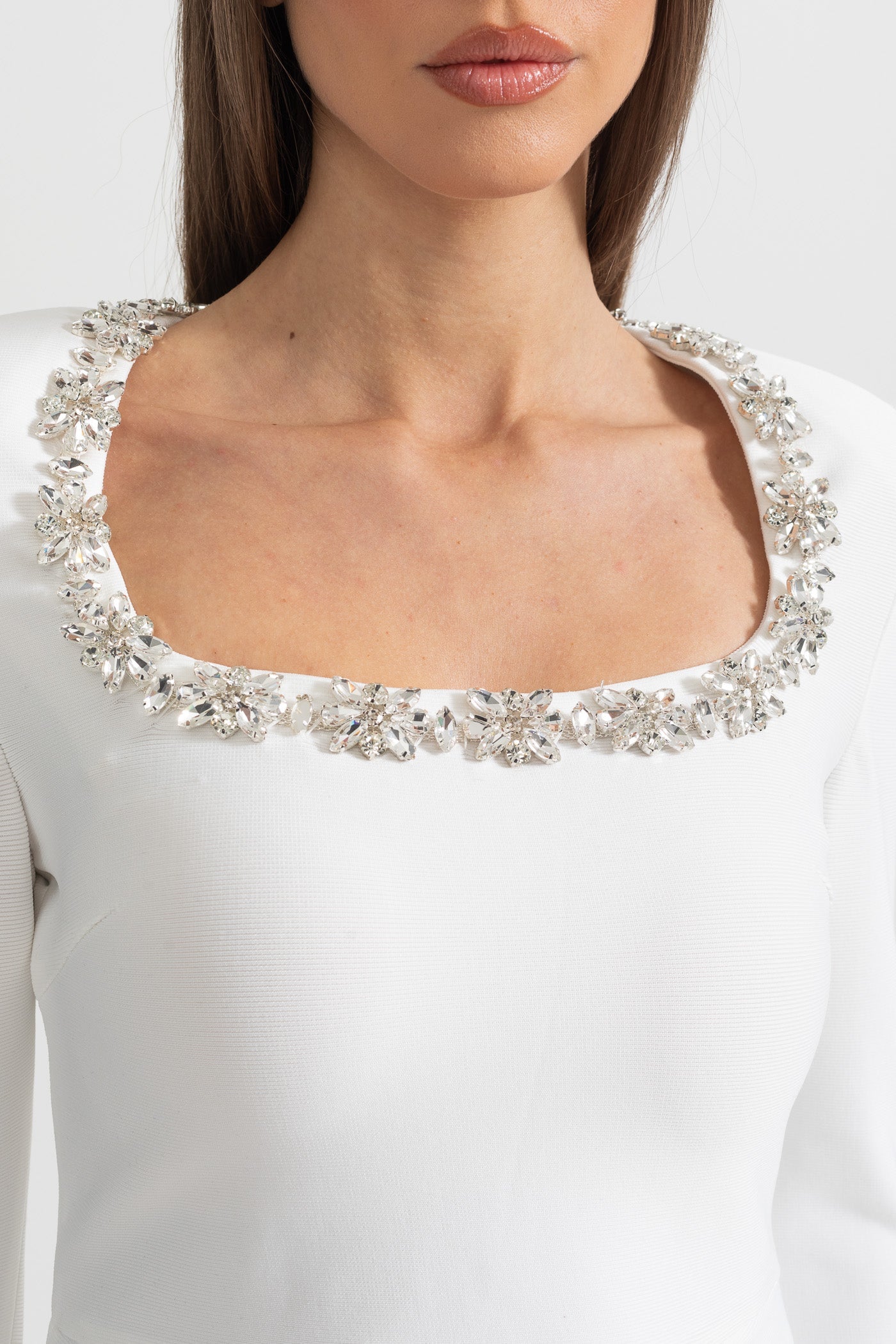 Robe élégante à encolure carrée avec détails floraux argentés - Blanc