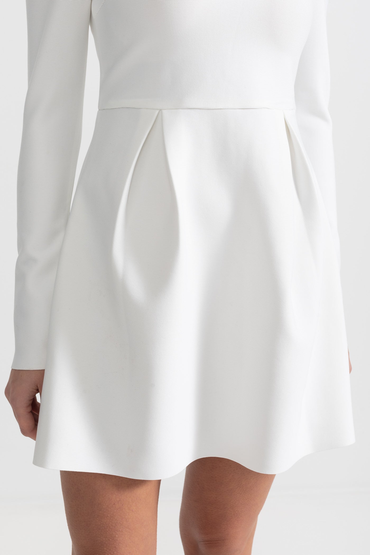 Robe élégante à encolure carrée avec détails floraux argentés - Blanc