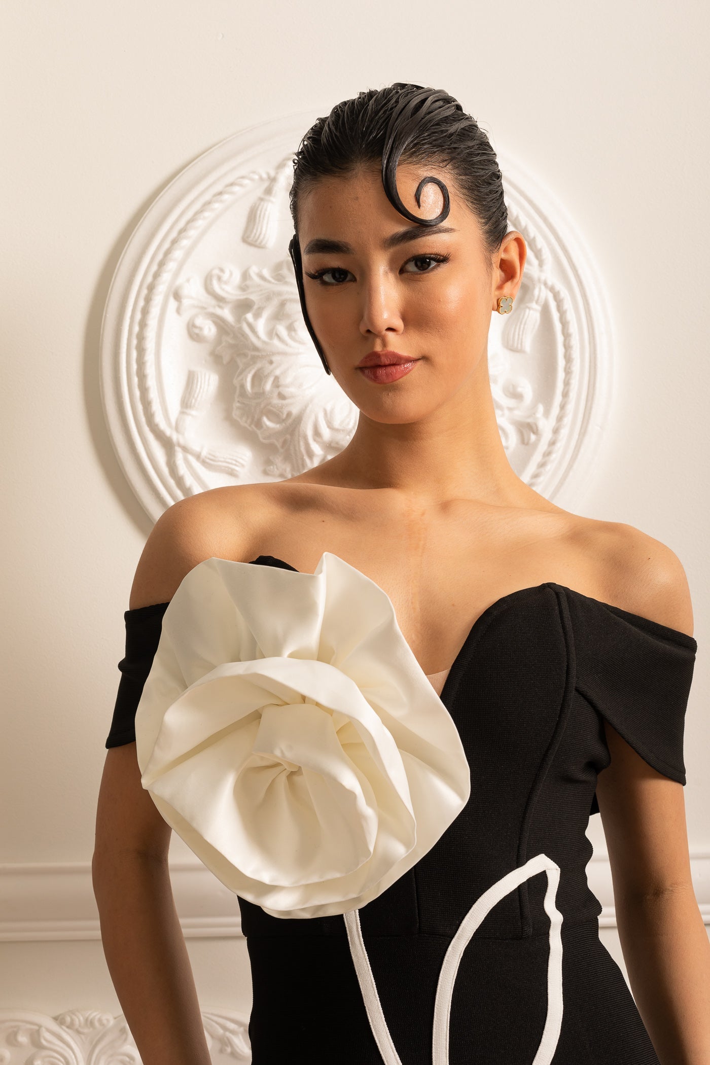 Robe Mini Épaule Dénudée avec Grande Applique Fleur Blanche - Noir