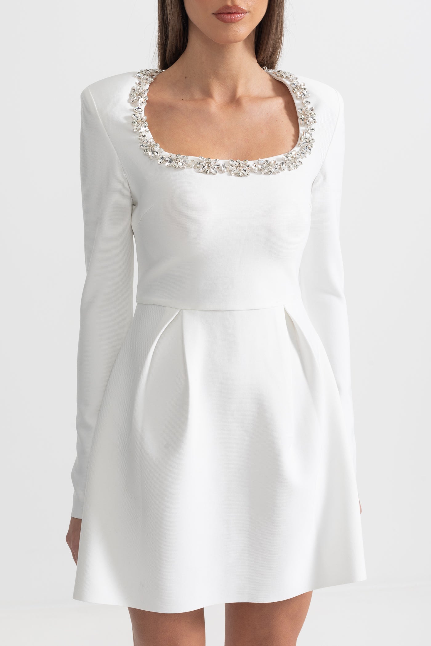 Robe élégante à encolure carrée avec détails floraux argentés - Blanc