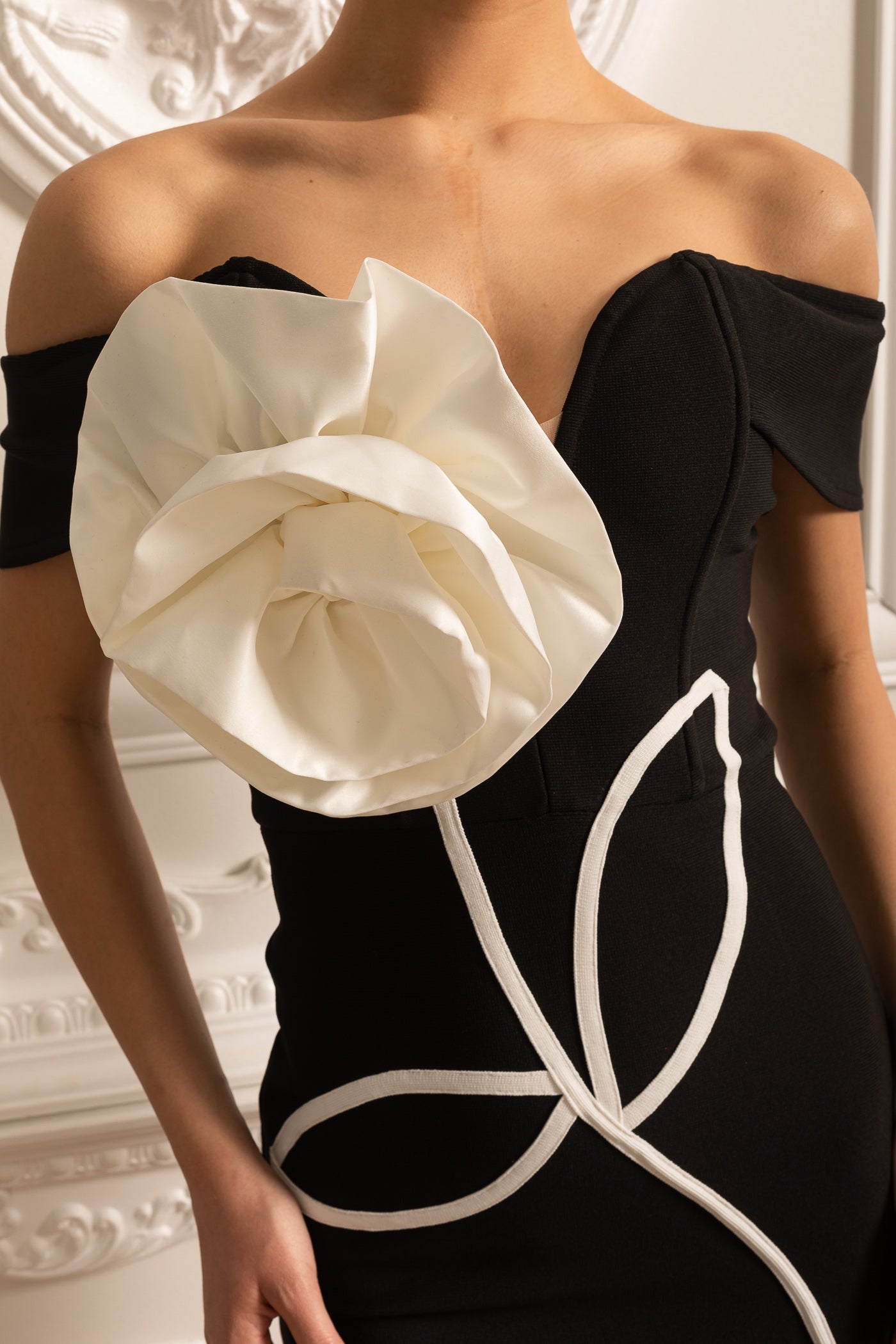 Robe Mini Épaule Dénudée avec Grande Applique Fleur Blanche - Noir