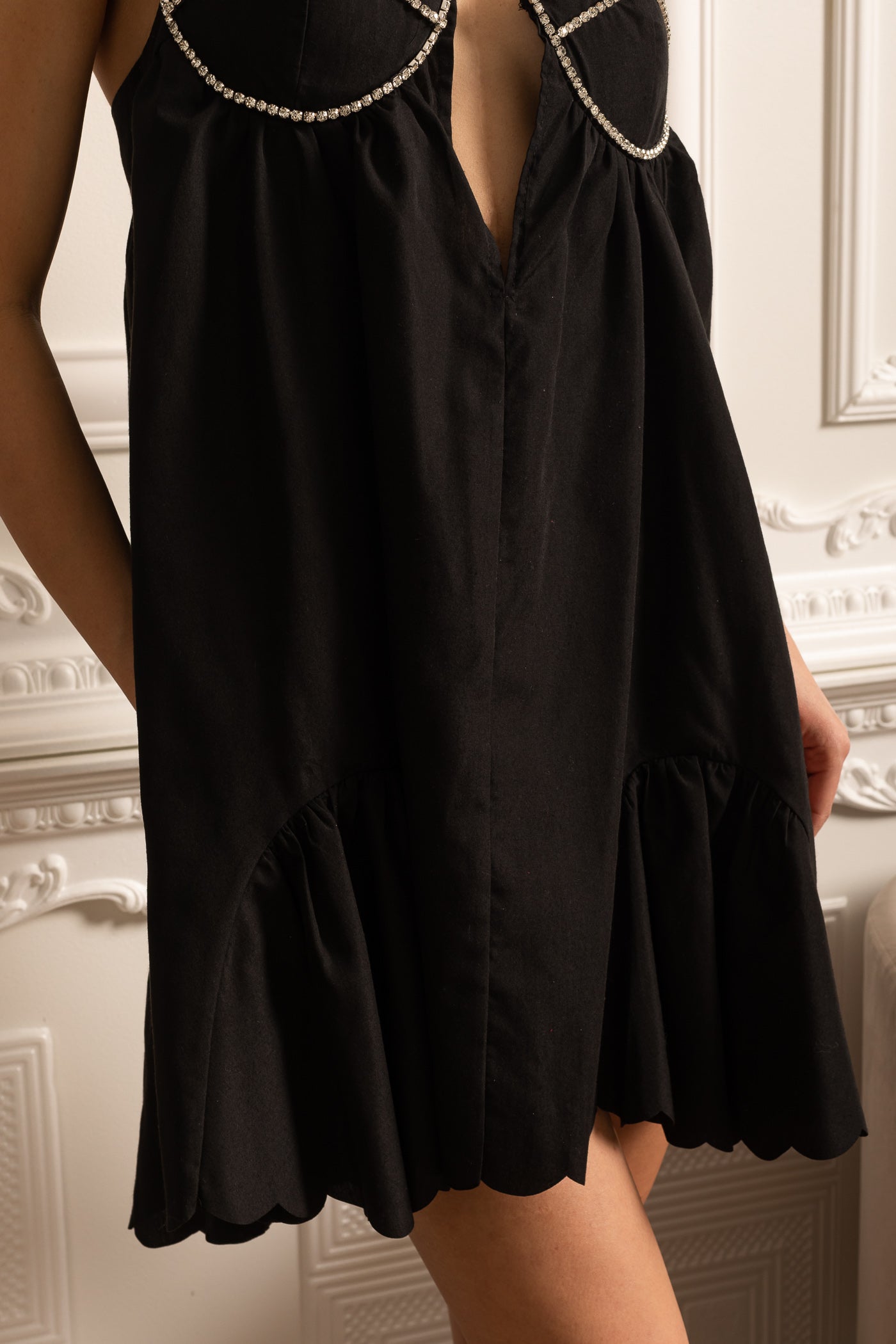 Robe Mini à Coupe Festonnée avec Bretelles Étincelantes et Ornements sur la Poitrine - Noir