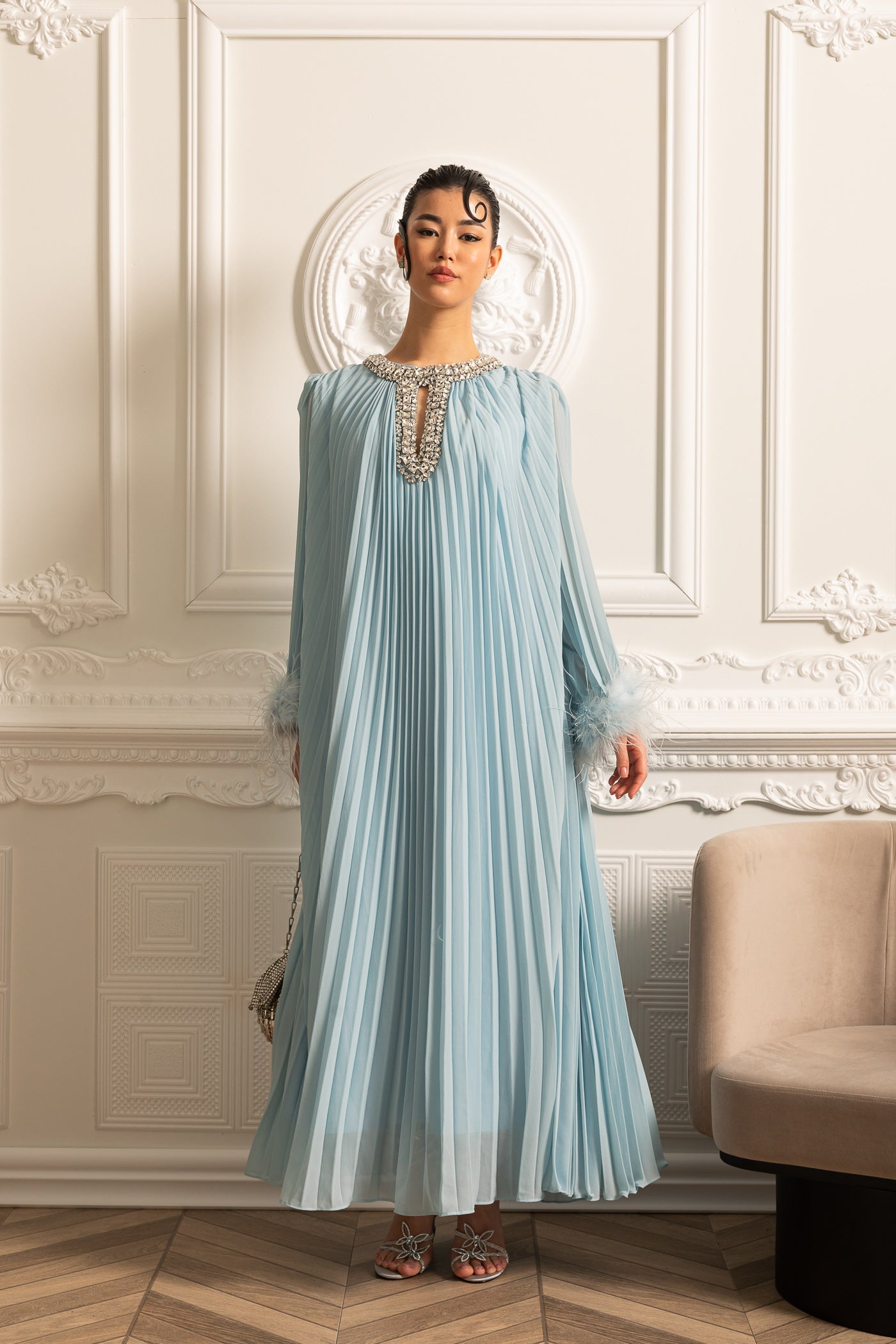Robe Longue Plissée Avec Poignets en Plumes et Encolure Scintillante - Bleu