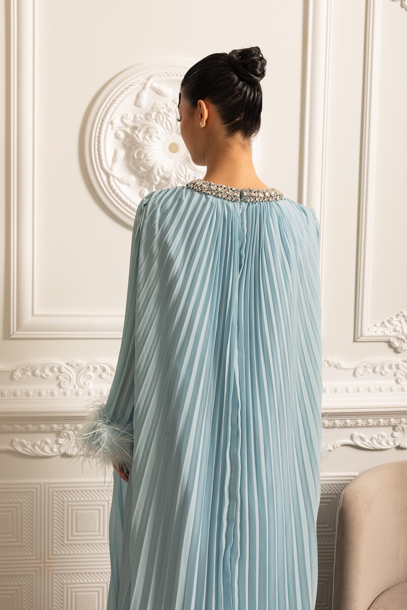 Robe Longue Plissée Avec Poignets en Plumes et Encolure Scintillante - Bleu