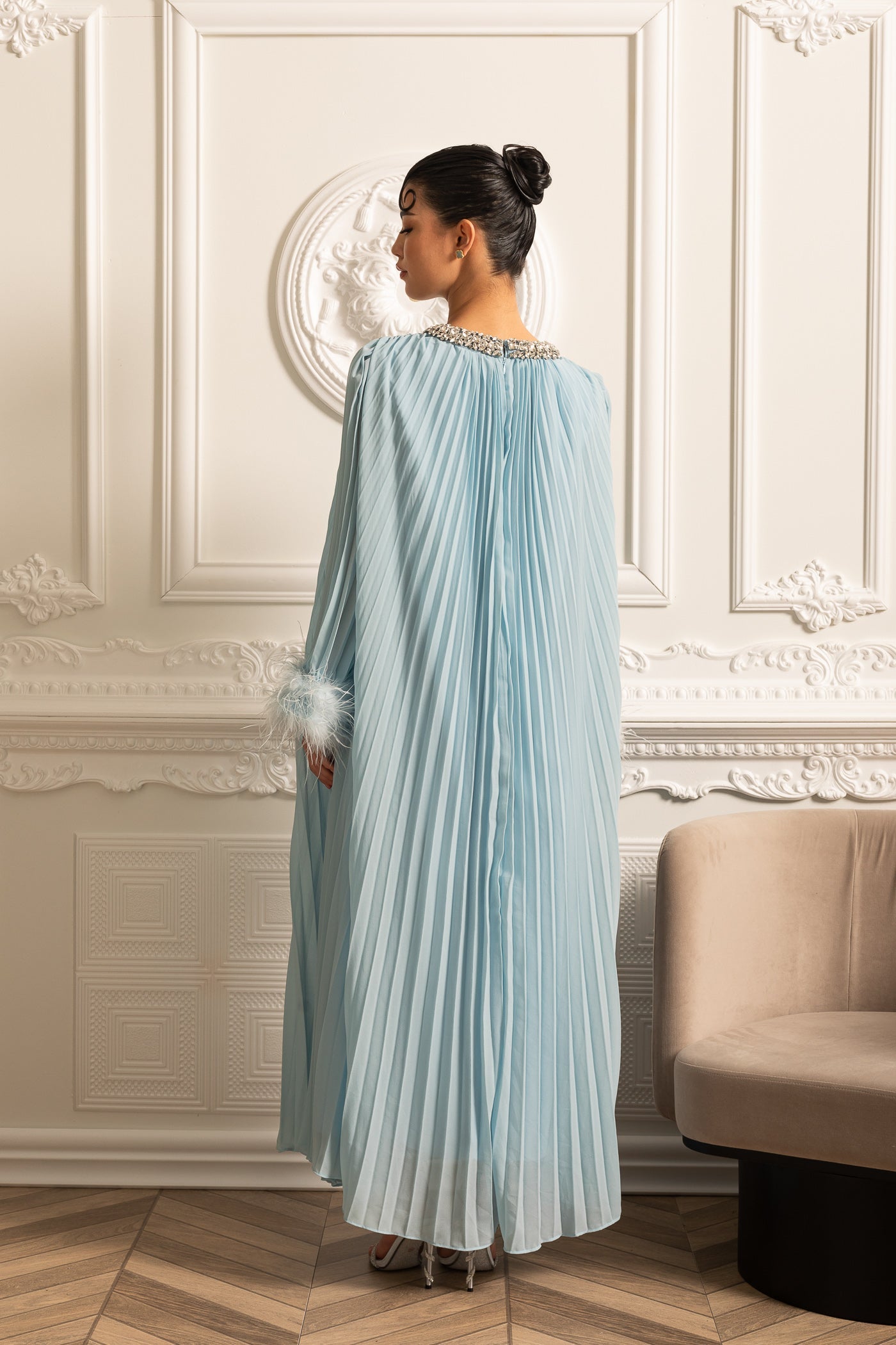 Robe Longue Plissée Avec Poignets en Plumes et Encolure Scintillante - Bleu