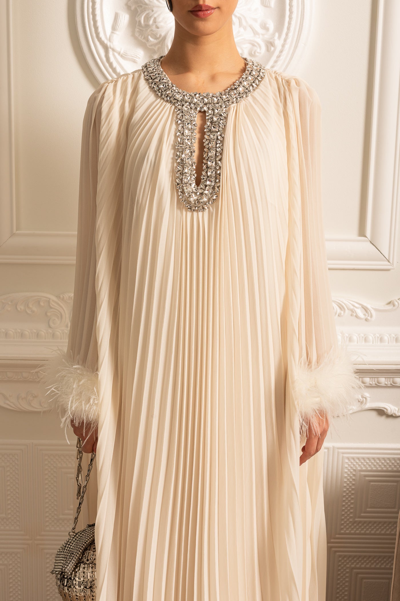 Robe Longue Plissée Avec Poignets Plumetés Et Encolure Étincelante - Ivoire