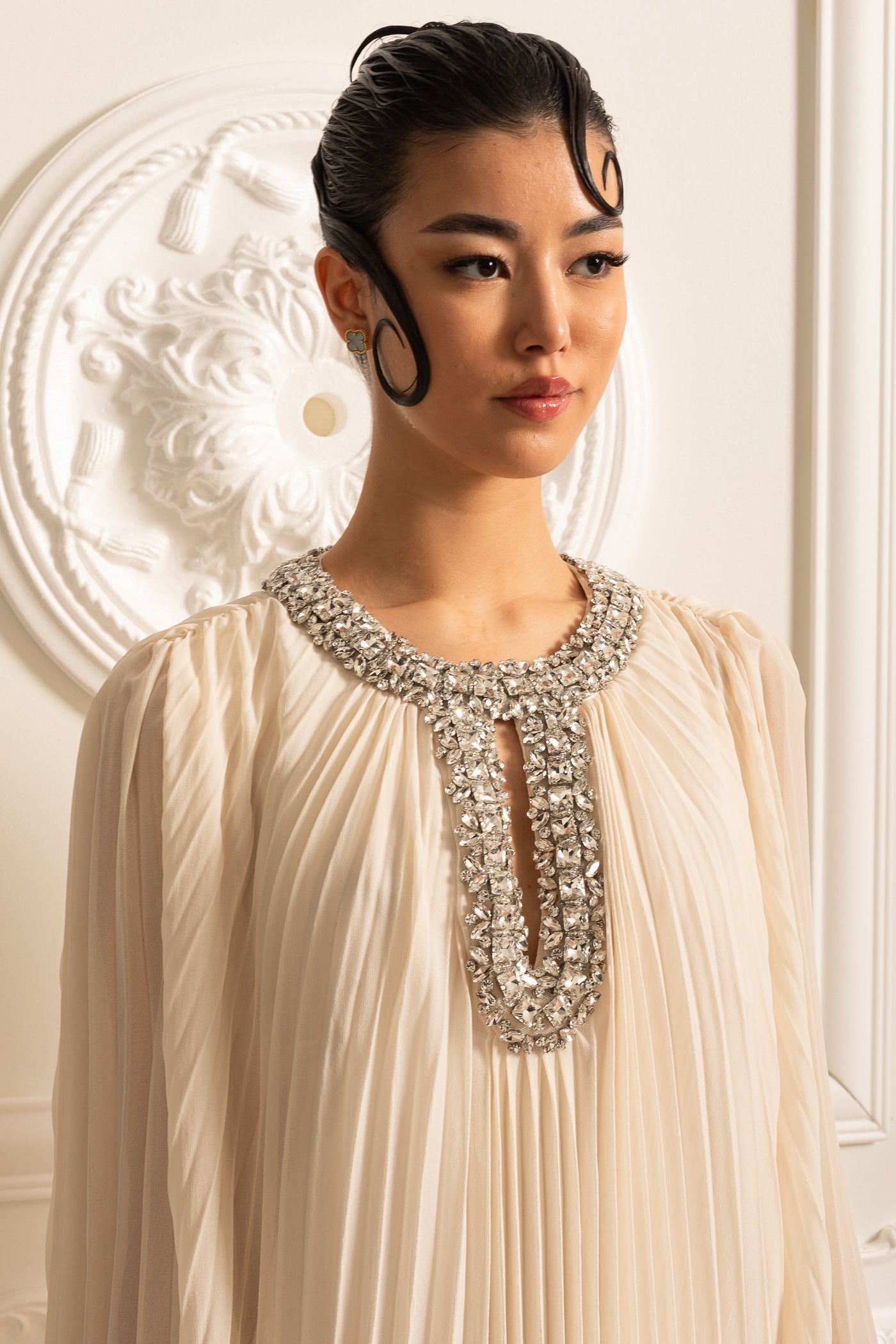Robe Longue Plissée Avec Poignets Plumetés Et Encolure Étincelante - Ivoire