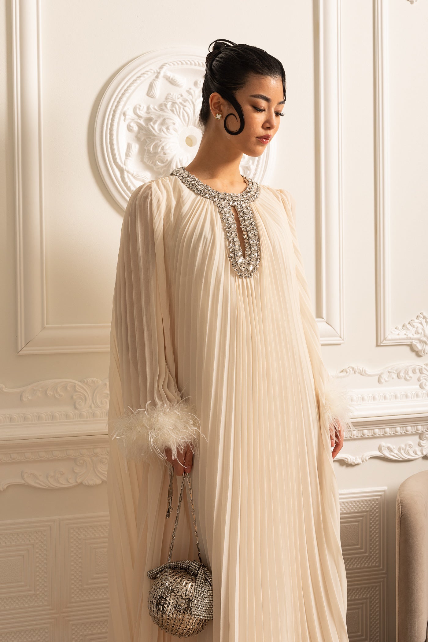 Robe Longue Plissée Avec Poignets Plumetés Et Encolure Étincelante - Ivoire