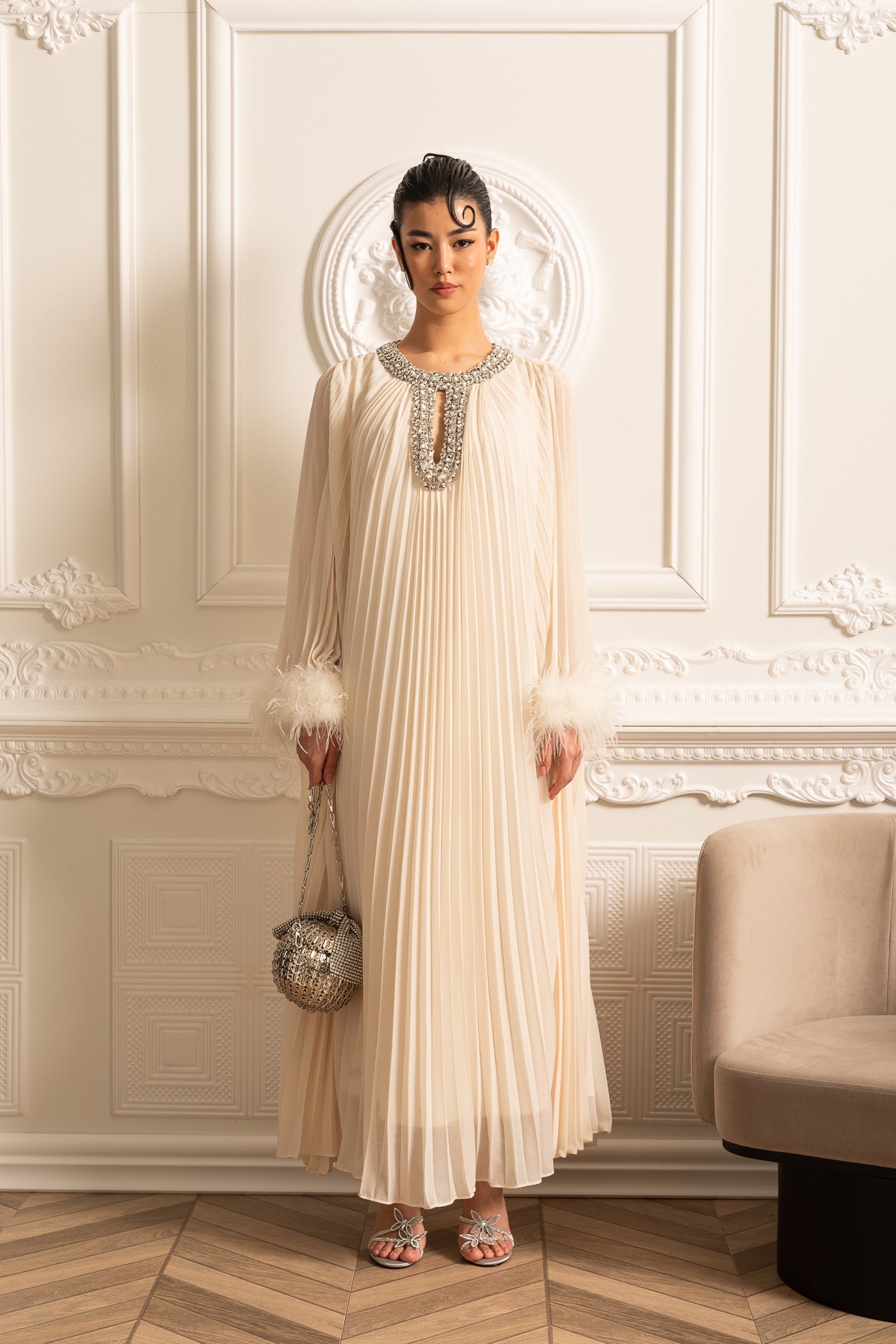 Robe Longue Plissée Avec Poignets Plumetés Et Encolure Étincelante - Ivoire