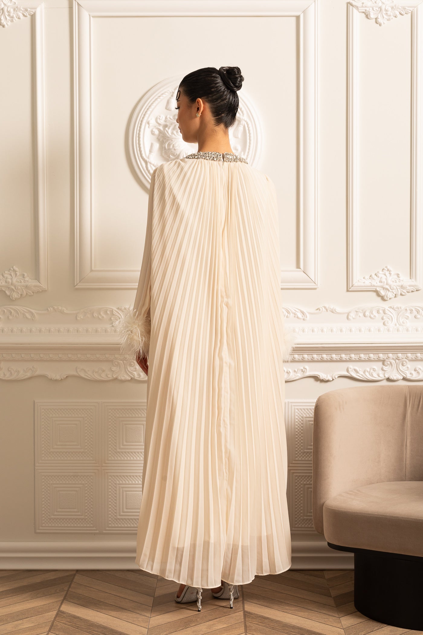 Robe Longue Plissée Avec Poignets Plumetés Et Encolure Étincelante - Ivoire