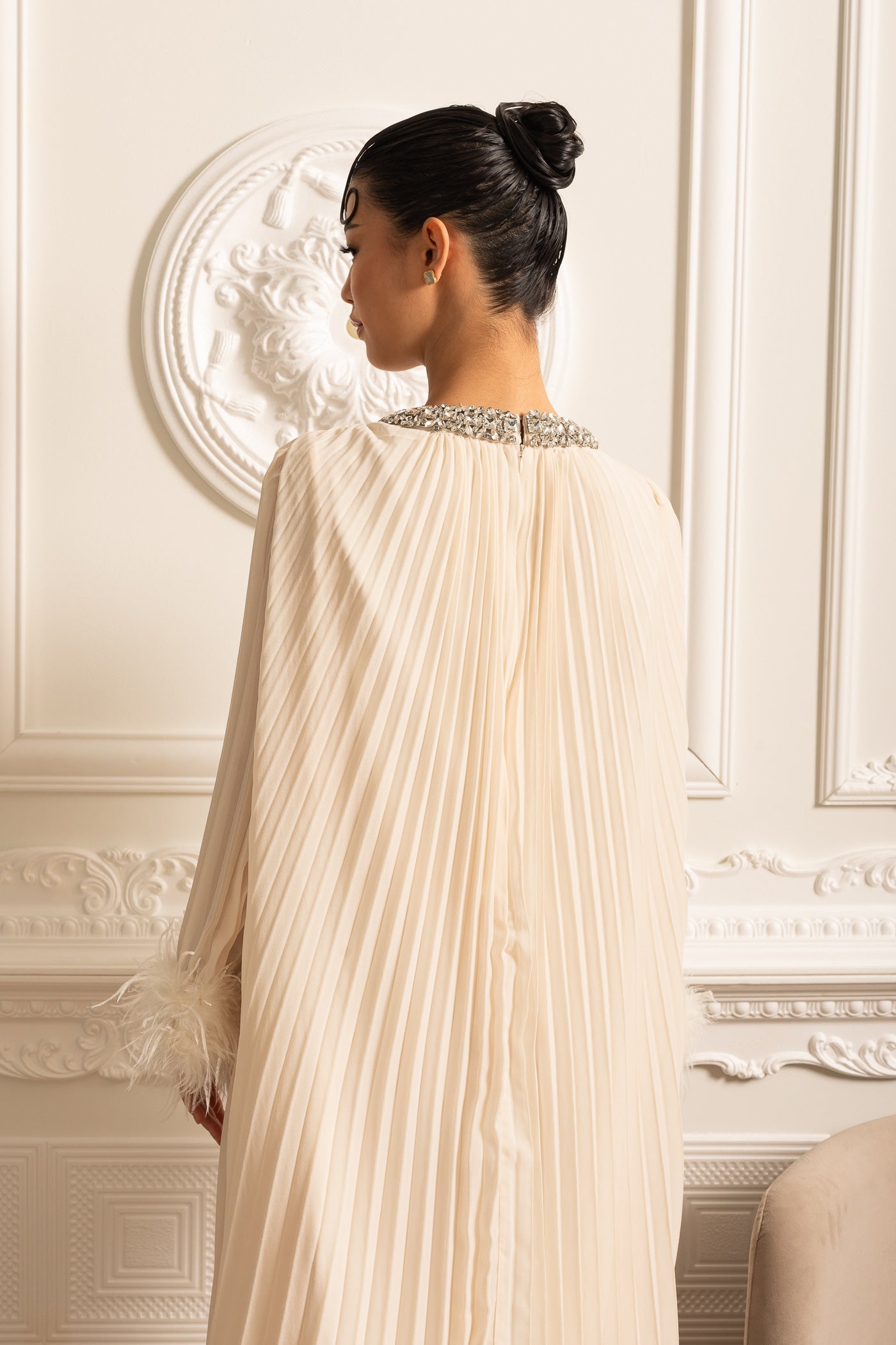Robe Longue Plissée Avec Poignets Plumetés Et Encolure Étincelante - Ivoire