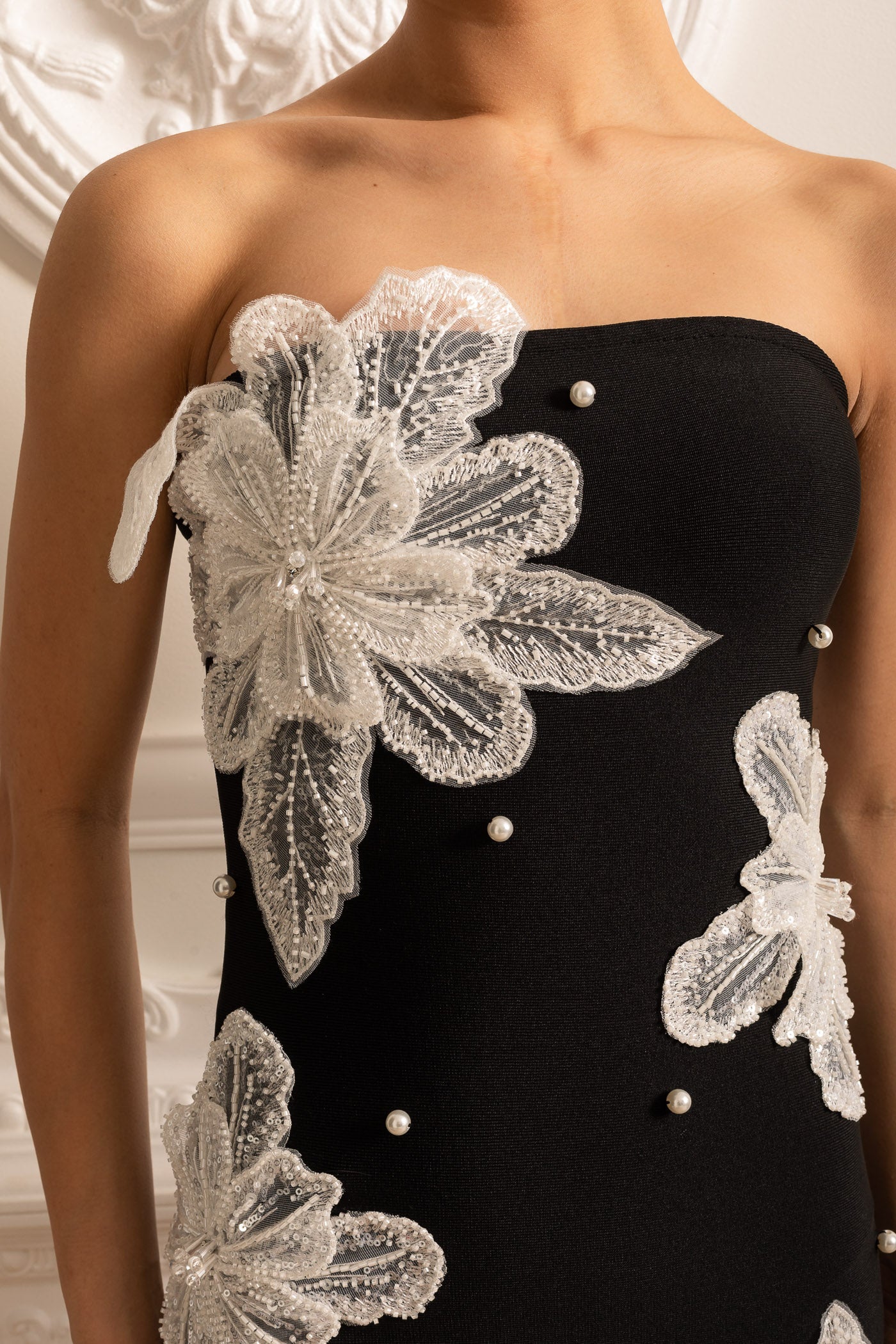 Robe Mini Bustier avec Ornements Floraux en Dentelle Contrastante - Noir