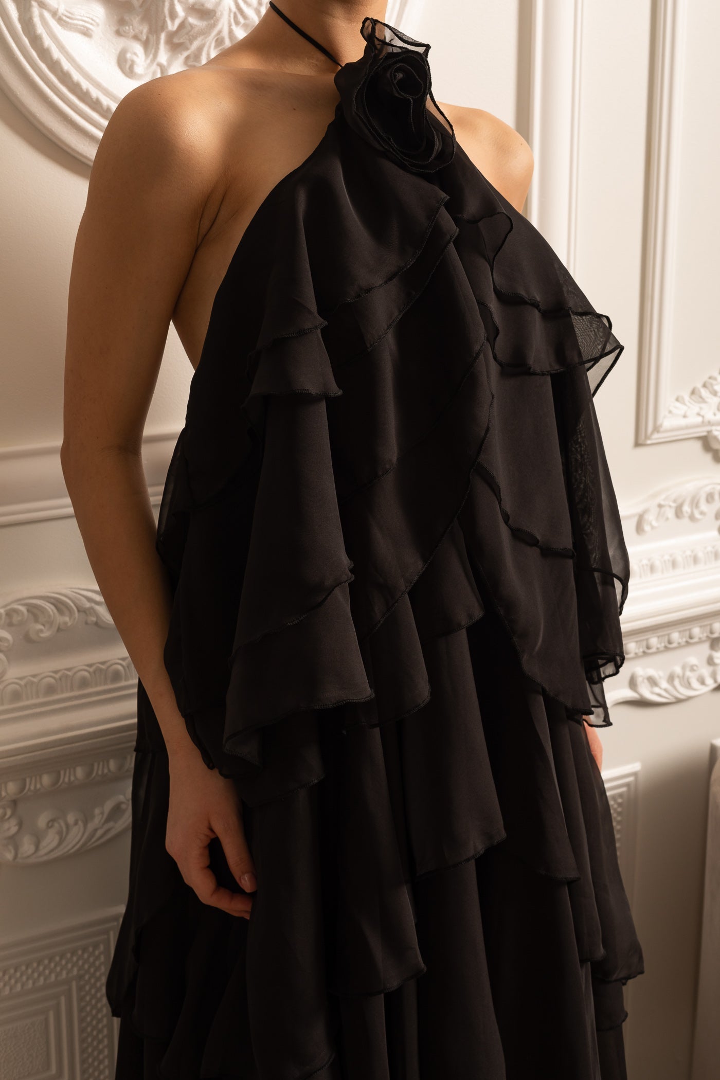 Robe à volants superposés avec col licou orné d'une fleur décorative - Noir