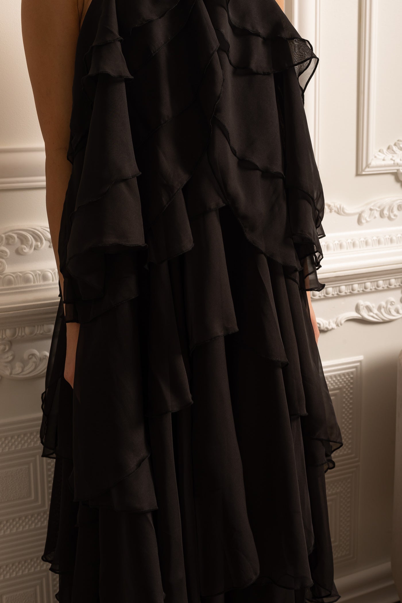 Robe à volants superposés avec col licou orné d'une fleur décorative - Noir