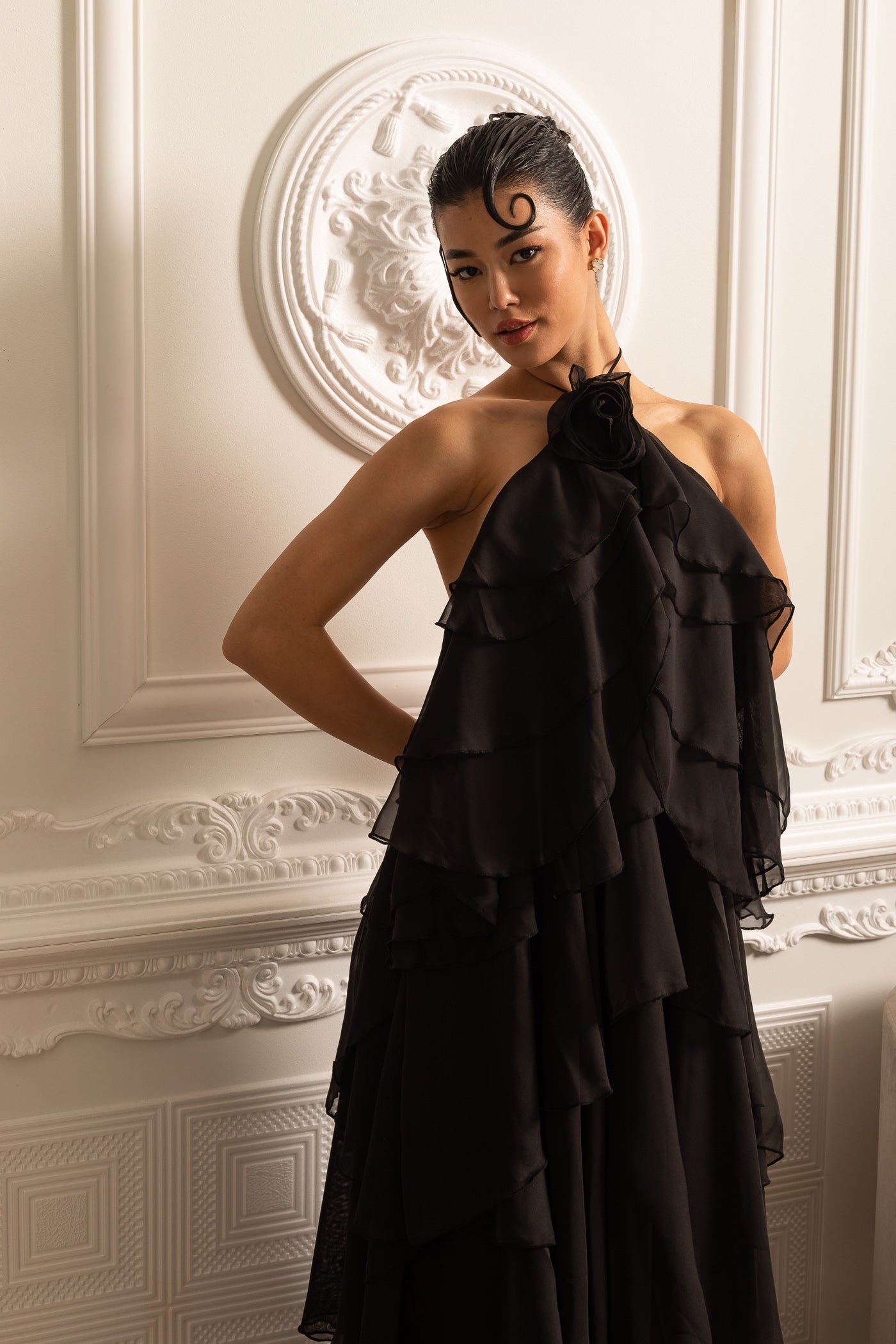 Robe à volants superposés avec col licou orné d'une fleur décorative - Noir