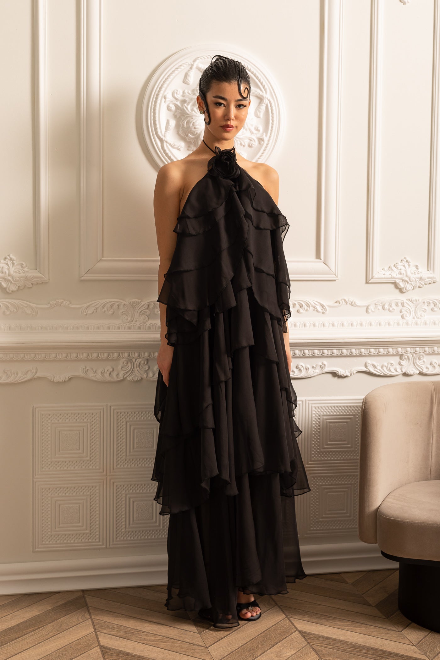 Robe à volants superposés avec col licou orné d'une fleur décorative - Noir