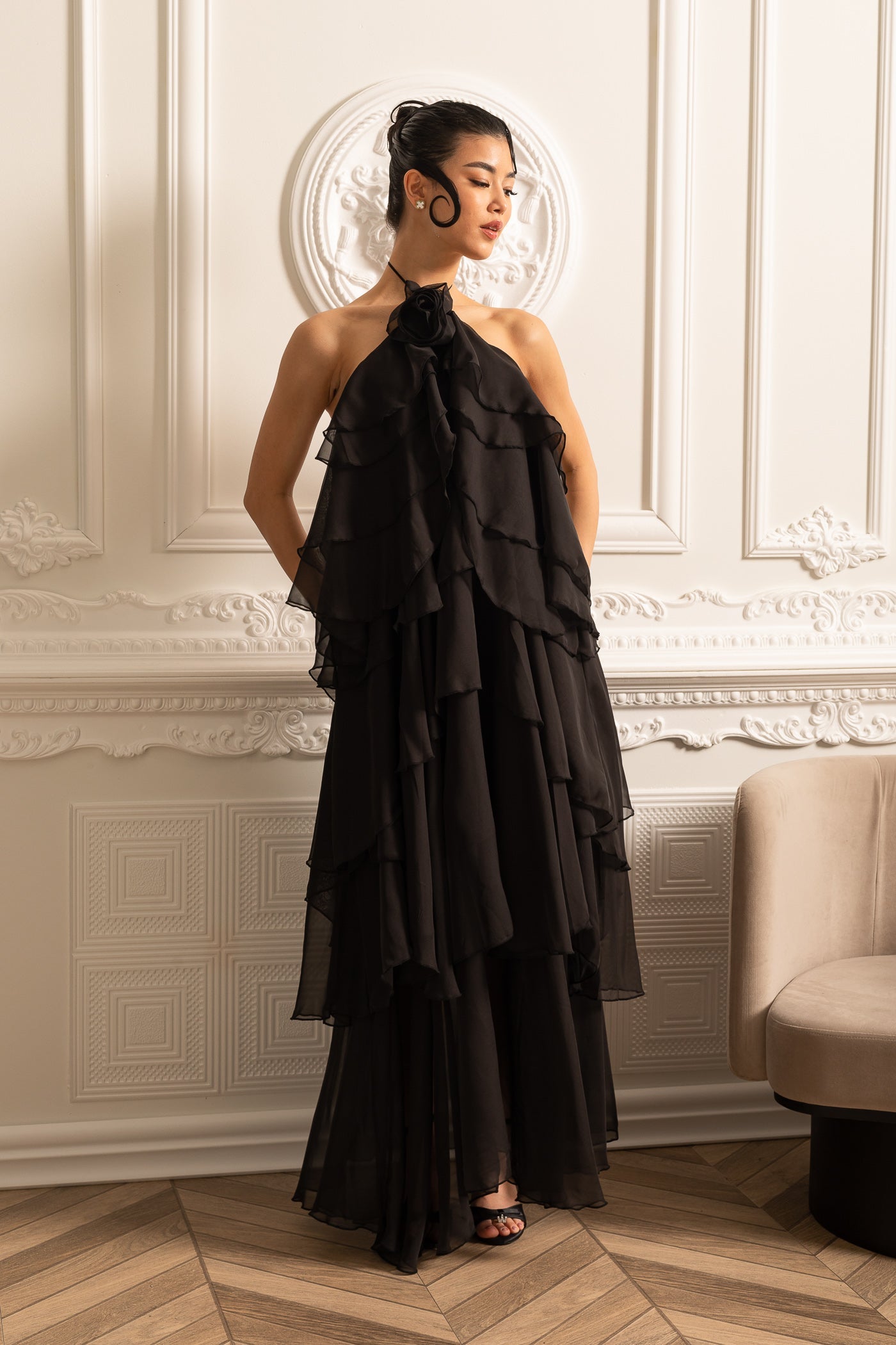Robe à volants superposés avec col licou orné d'une fleur décorative - Noir