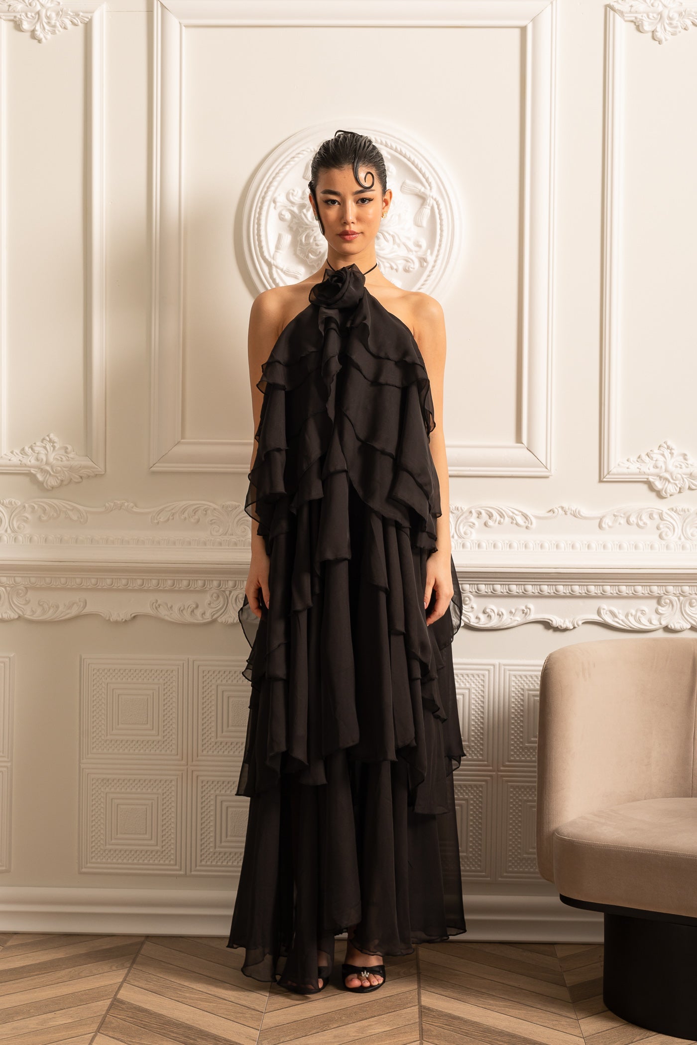 Robe à volants superposés avec col licou orné d'une fleur décorative - Noir