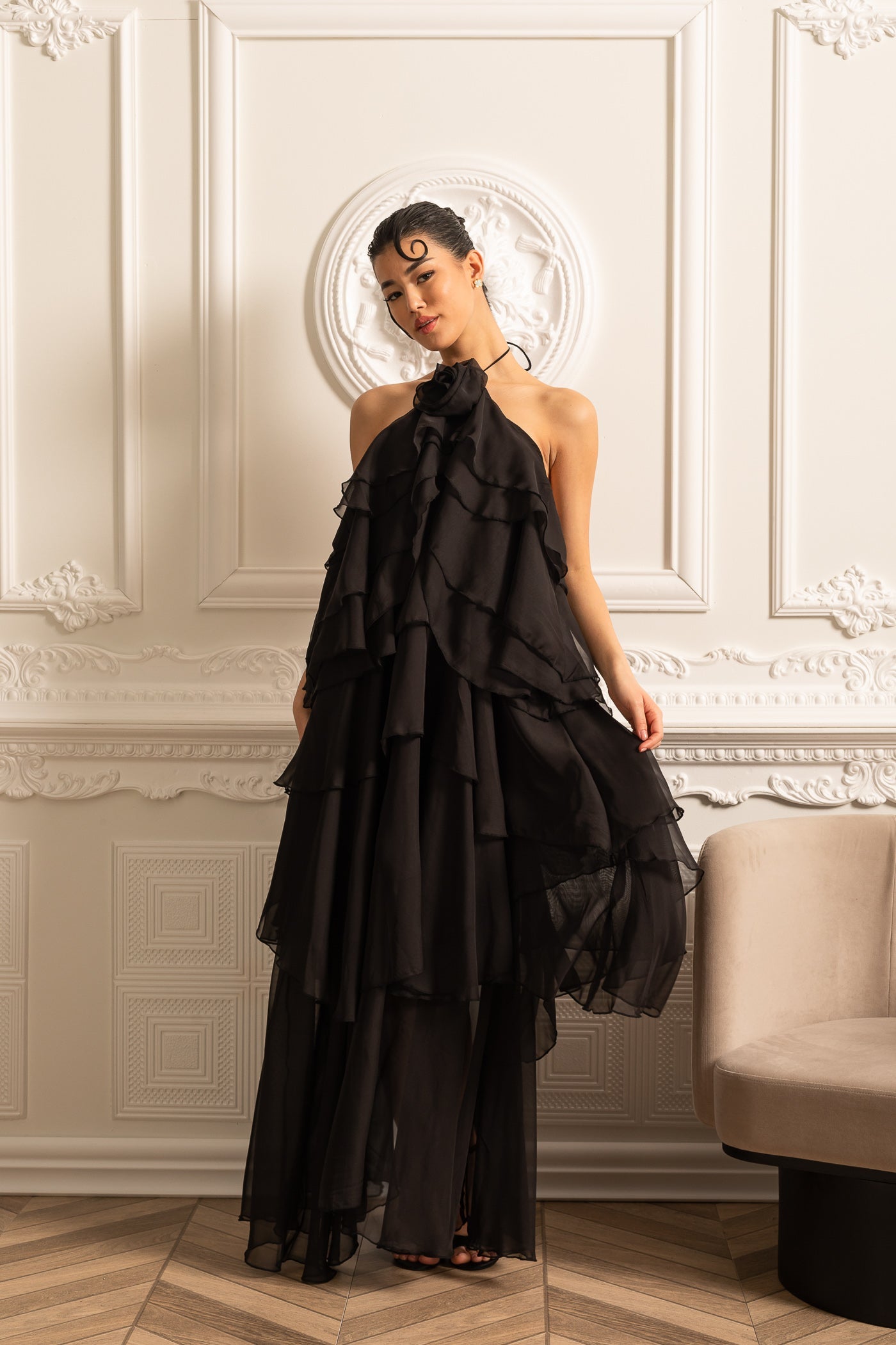 Robe à volants superposés avec col licou orné d'une fleur décorative - Noir