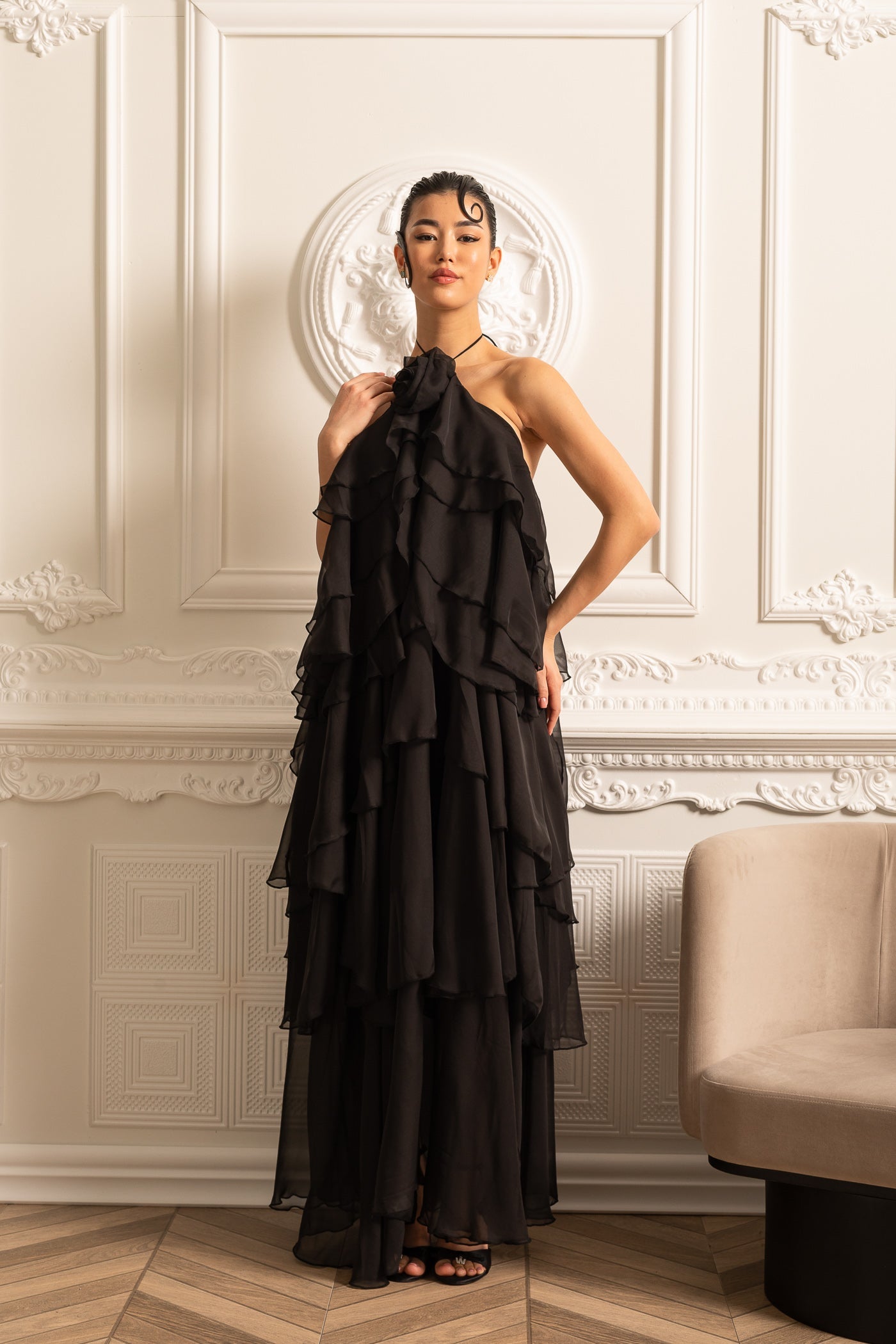 Robe à volants superposés avec col licou orné d'une fleur décorative - Noir