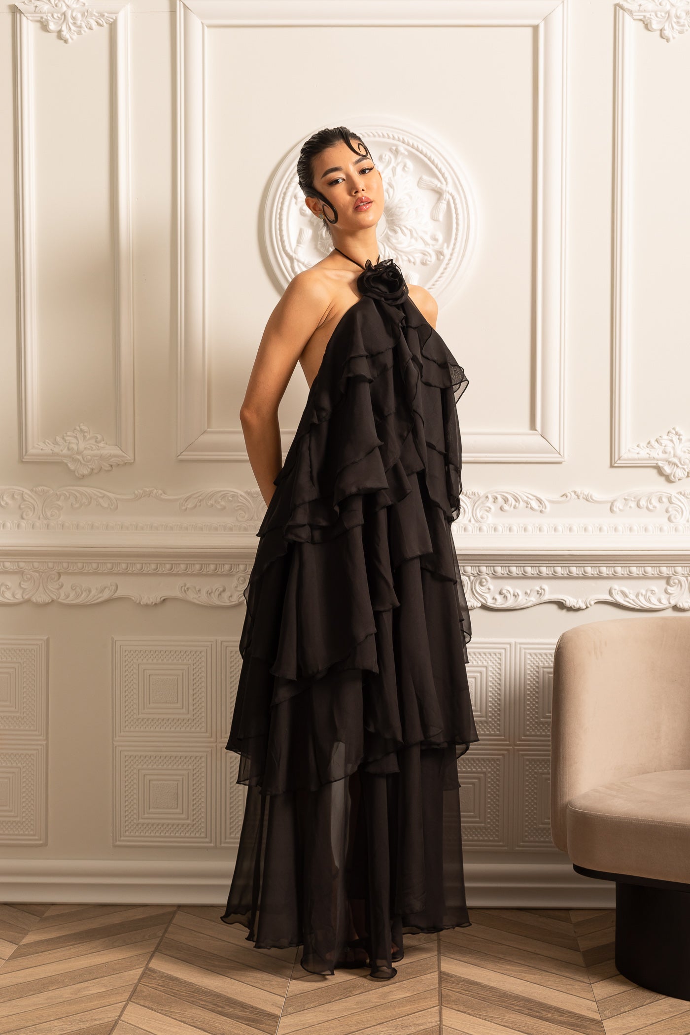 Robe à volants superposés avec col licou orné d'une fleur décorative - Noir