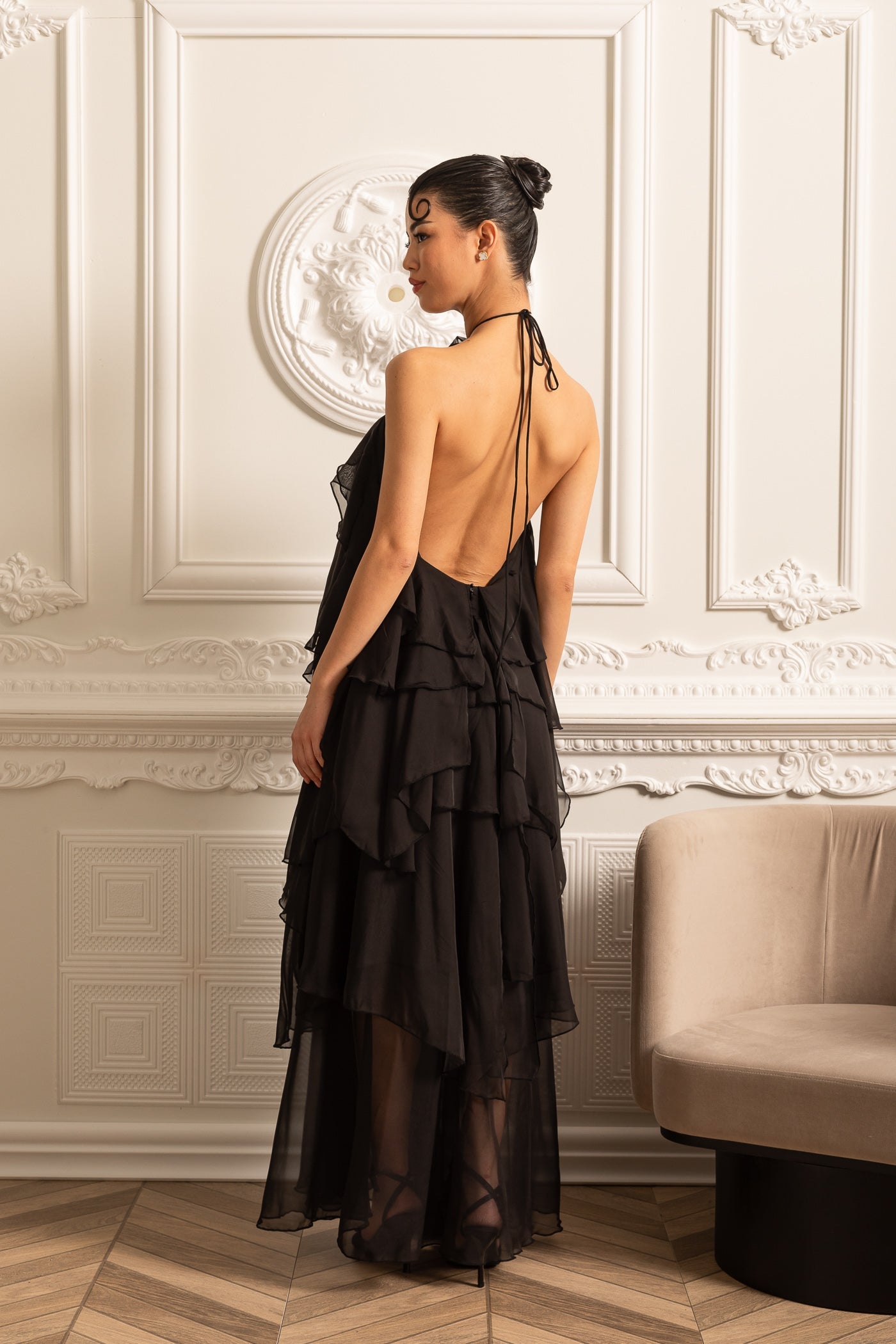 Robe à volants superposés avec col licou orné d'une fleur décorative - Noir