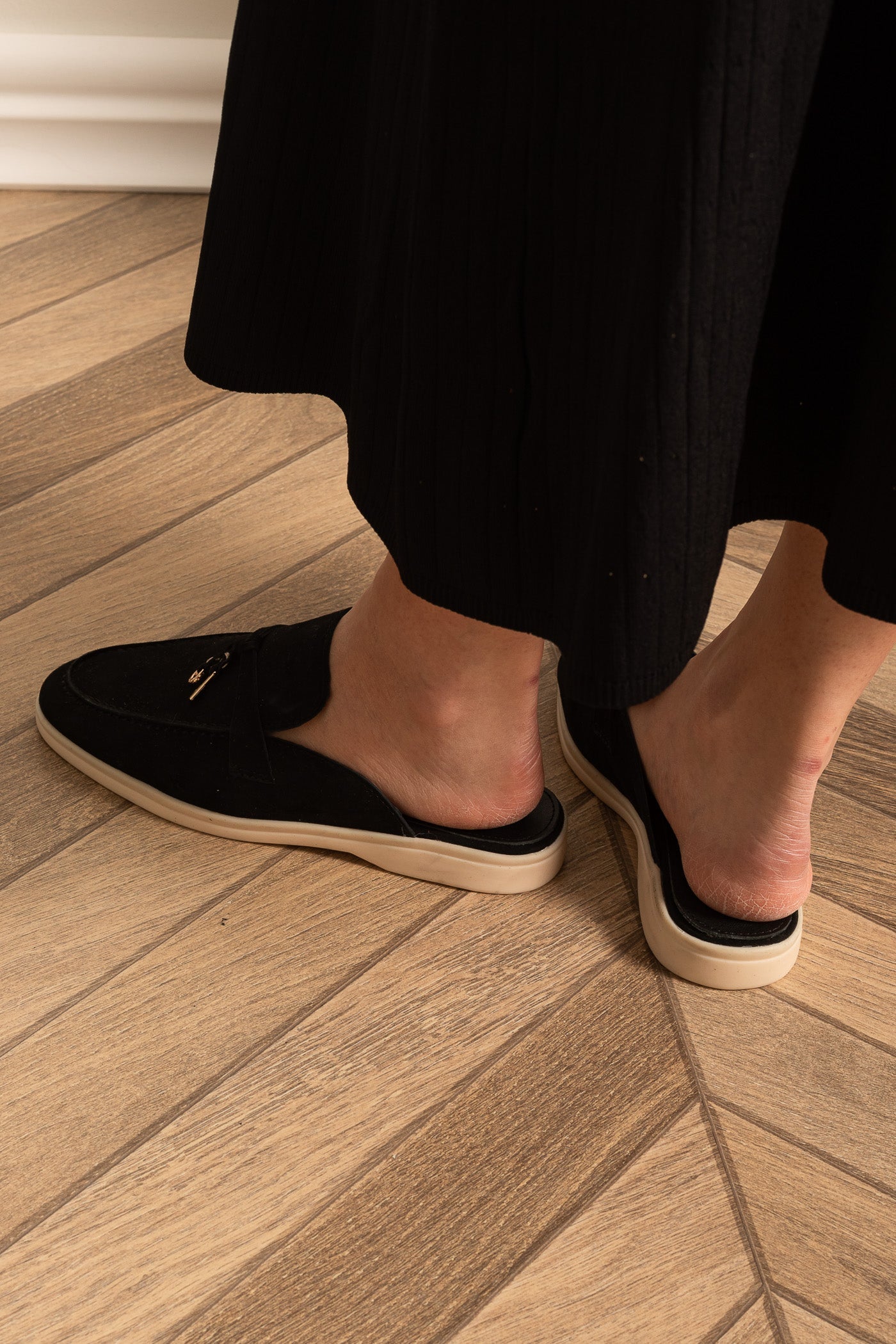 Mocassins en daim avec semelle contrastée et breloques en métal - Noir