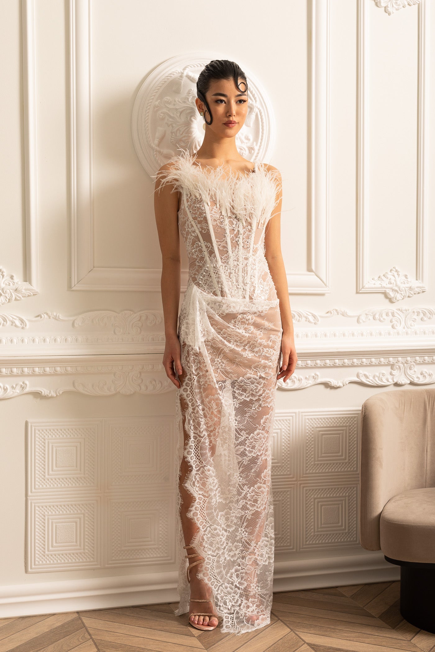 Robe en dentelle délicate avec encolure ornée de plumes - Blanc