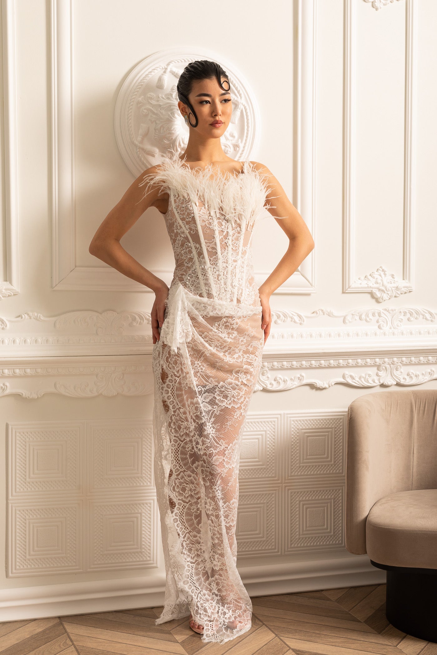 Robe en dentelle délicate avec encolure ornée de plumes - Blanc