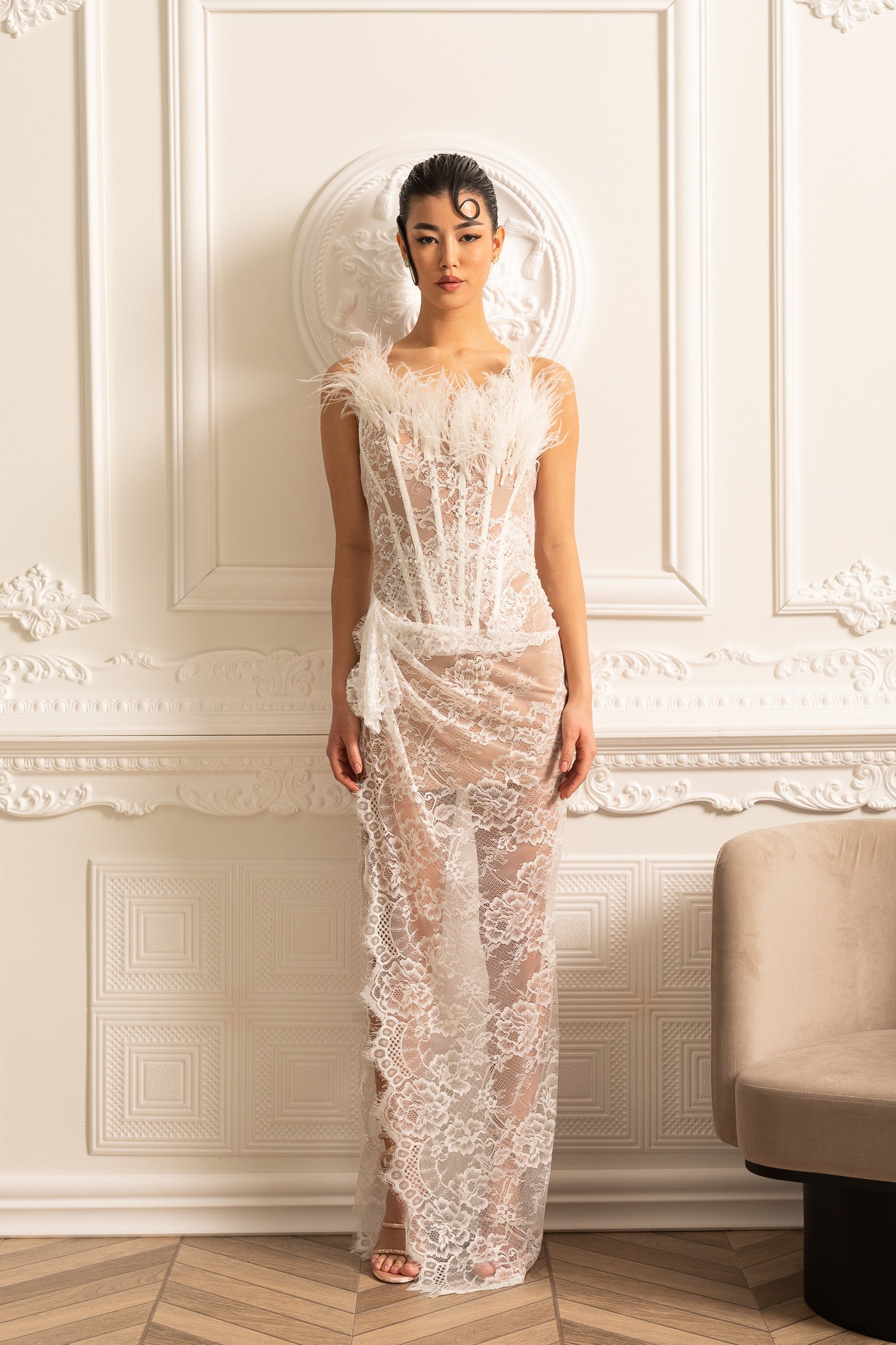 Robe en dentelle délicate avec encolure ornée de plumes - Blanc