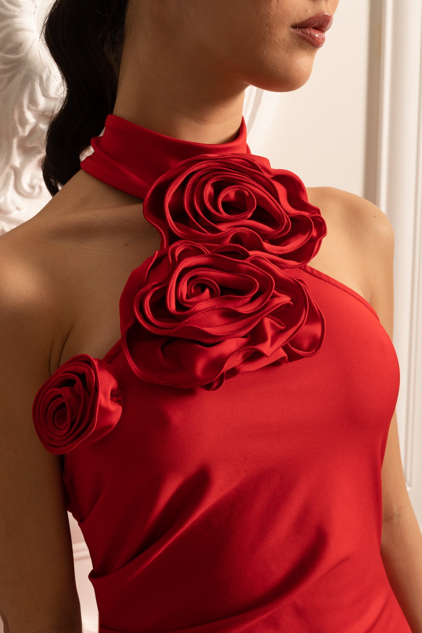 Robe ajustée avec roses 3D au décolleté et fente latérale - Rouge