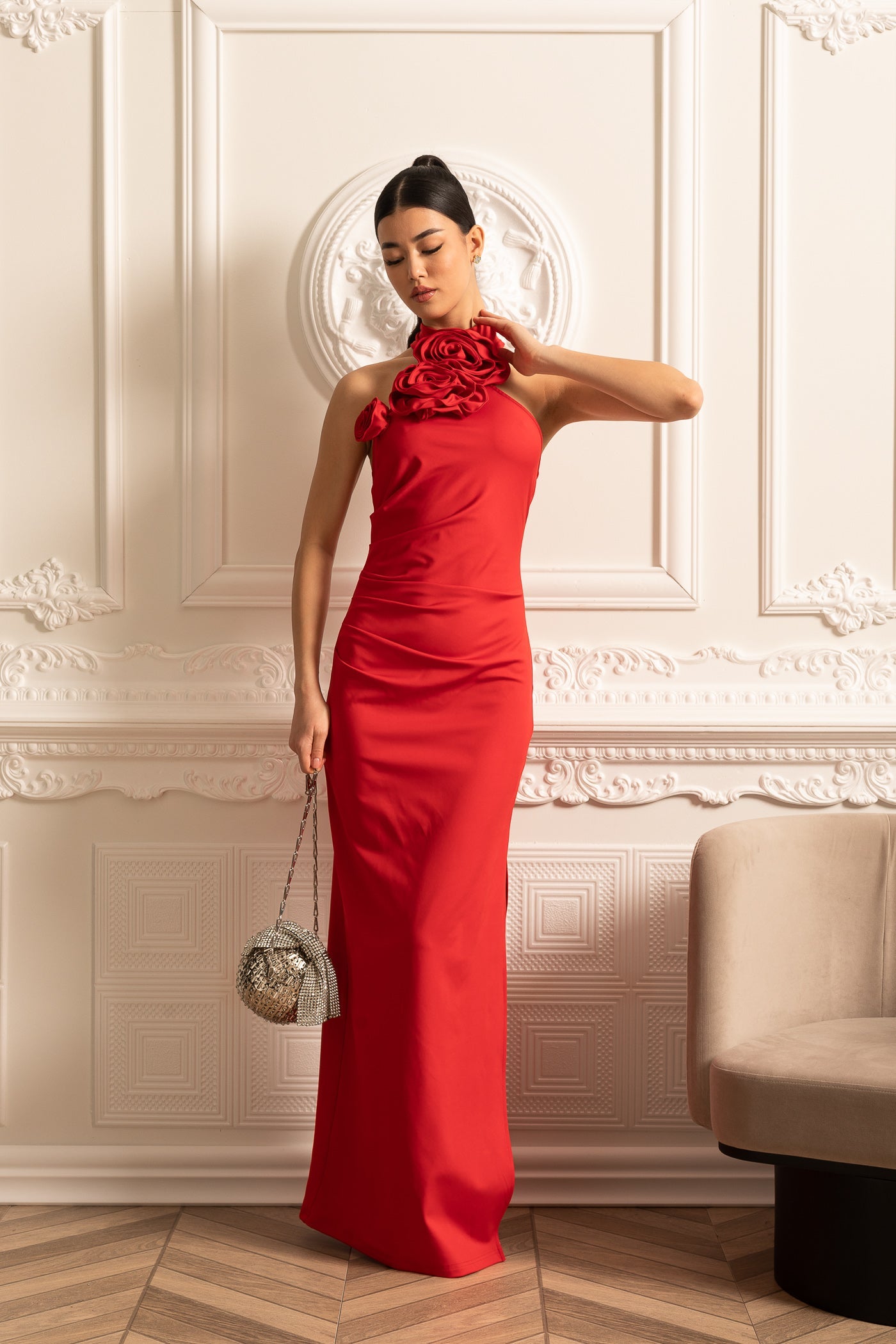 Robe ajustée avec roses 3D au décolleté et fente latérale - Rouge